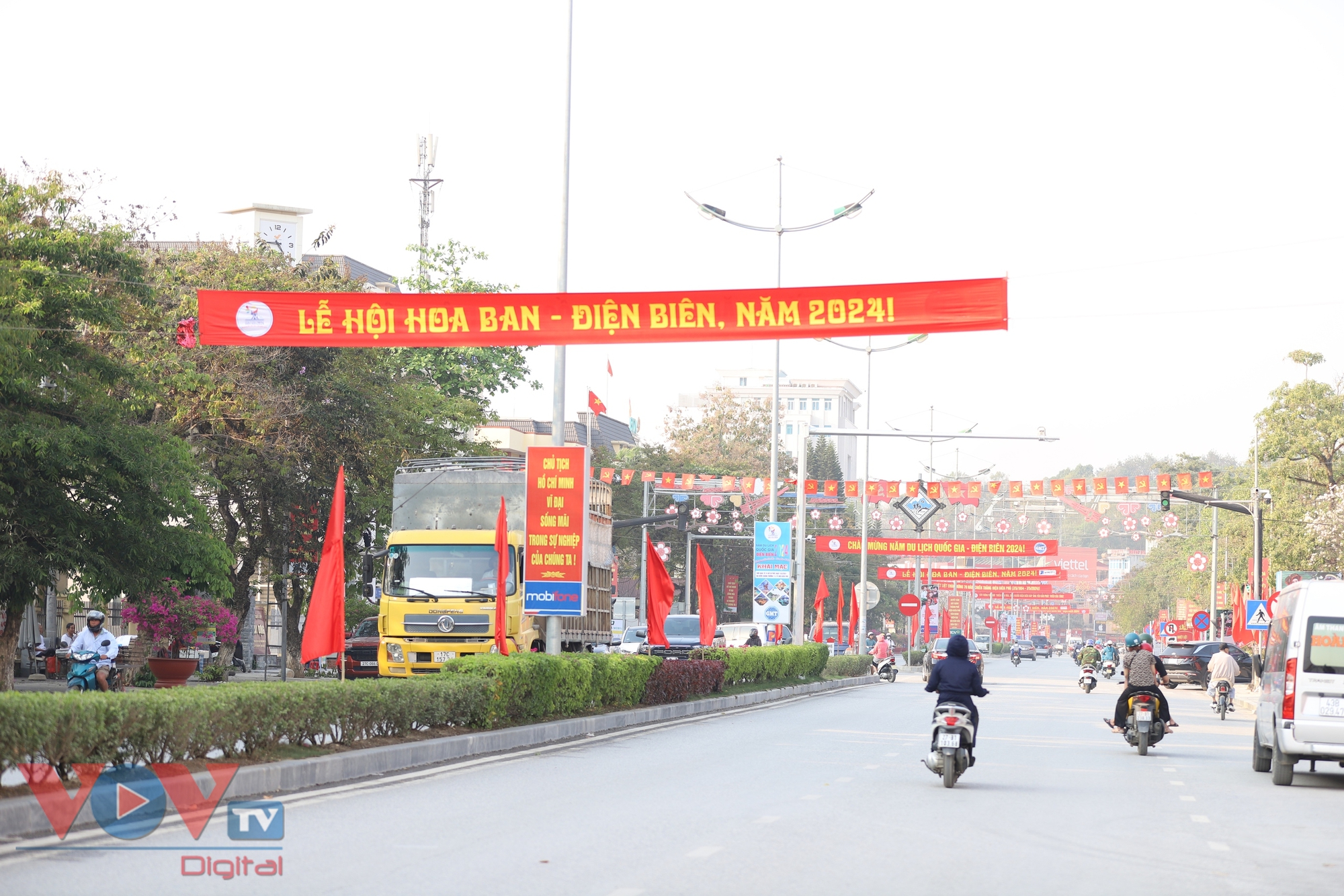 Điện Biên rực rỡ cờ hoa, khách du lịch hào hứng chào đón khai mạc năm Du lịch Quốc gia 2024- Ảnh 5.