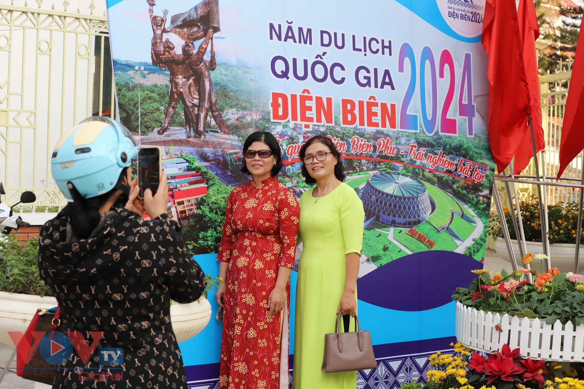 Điện Biên rực rỡ cờ hoa, khách du lịch hào hứng chào đón khai mạc năm Du lịch Quốc gia 2024- Ảnh 6.