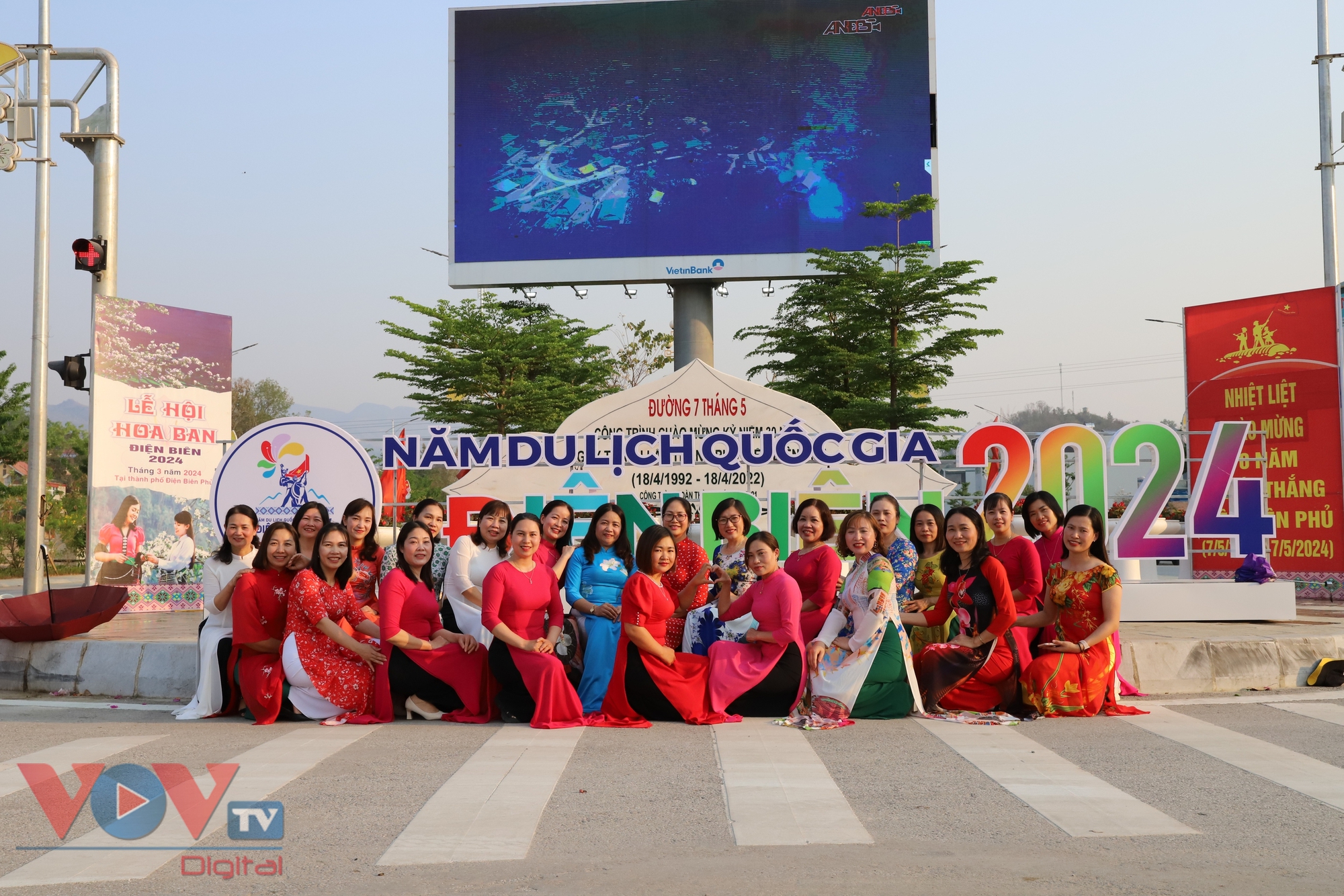 Điện Biên rực rỡ cờ hoa, khách du lịch hào hứng chào đón khai mạc năm Du lịch Quốc gia 2024- Ảnh 8.