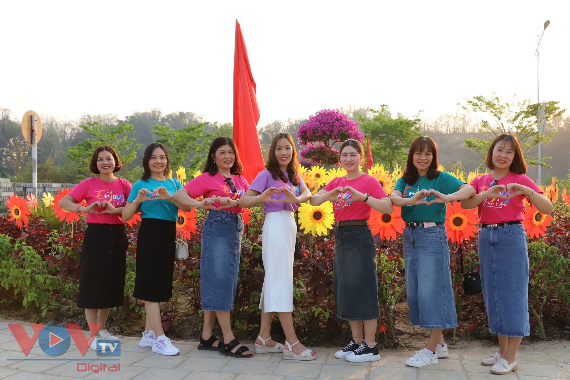Điện Biên rực rỡ cờ hoa, khách du lịch hào hứng chào đón khai mạc năm Du lịch Quốc gia 2024- Ảnh 9.