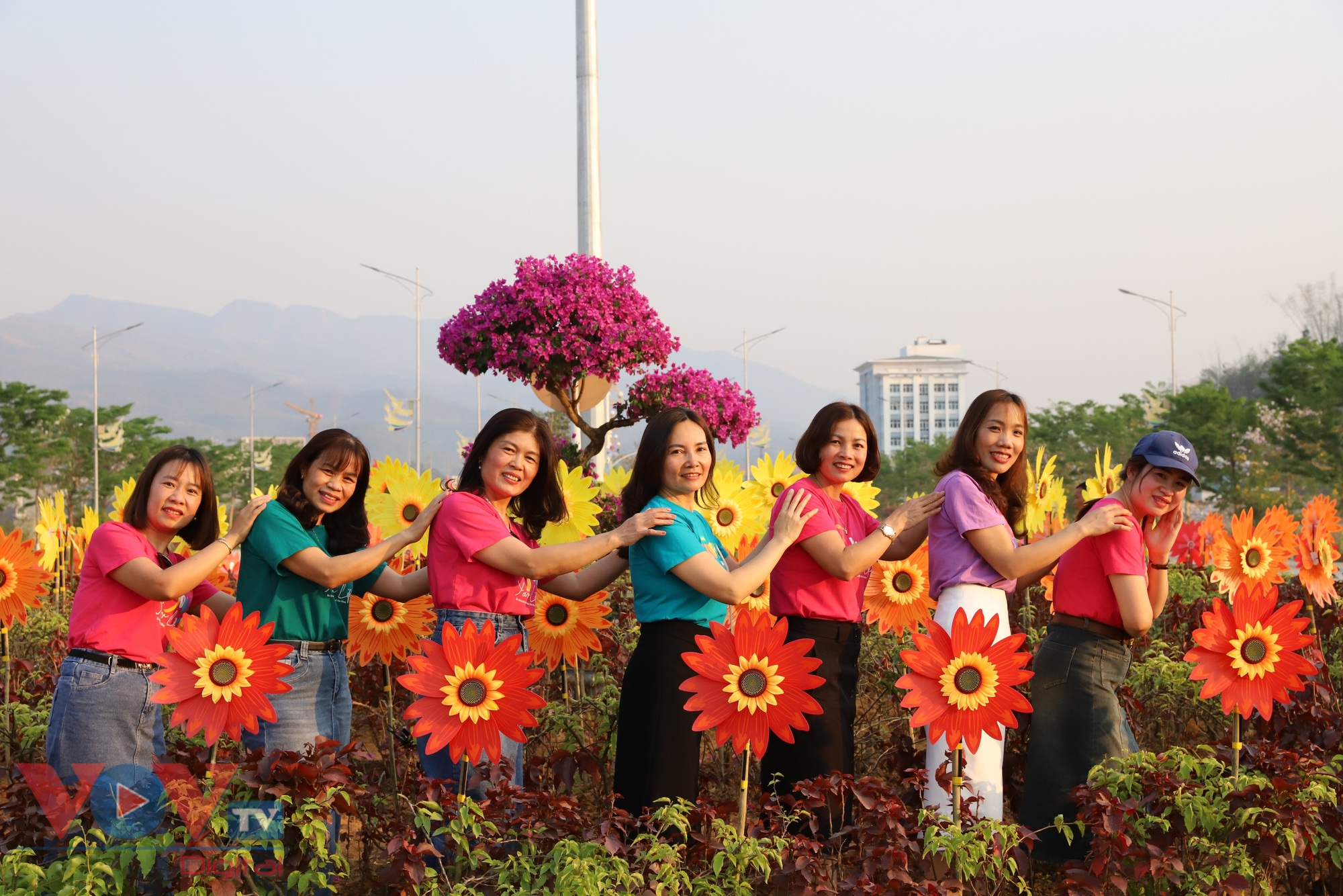 Điện Biên rực rỡ cờ hoa, khách du lịch hào hứng chào đón khai mạc năm Du lịch Quốc gia 2024- Ảnh 10.