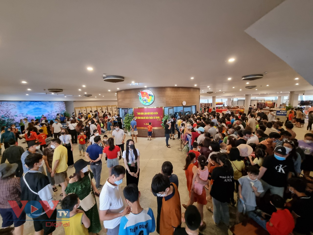 Điện Biên rực rỡ cờ hoa, khách du lịch hào hứng chào đón khai mạc năm Du lịch Quốc gia 2024- Ảnh 11.