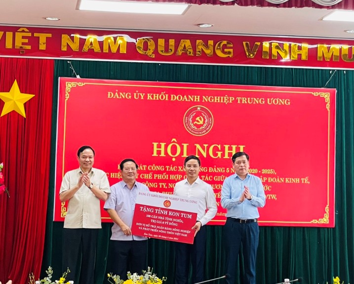 Trao tặng 100 căn nhà tình nghĩa cho người nghèo 2 xã miền núi tỉnh Kon Tum- Ảnh 2.