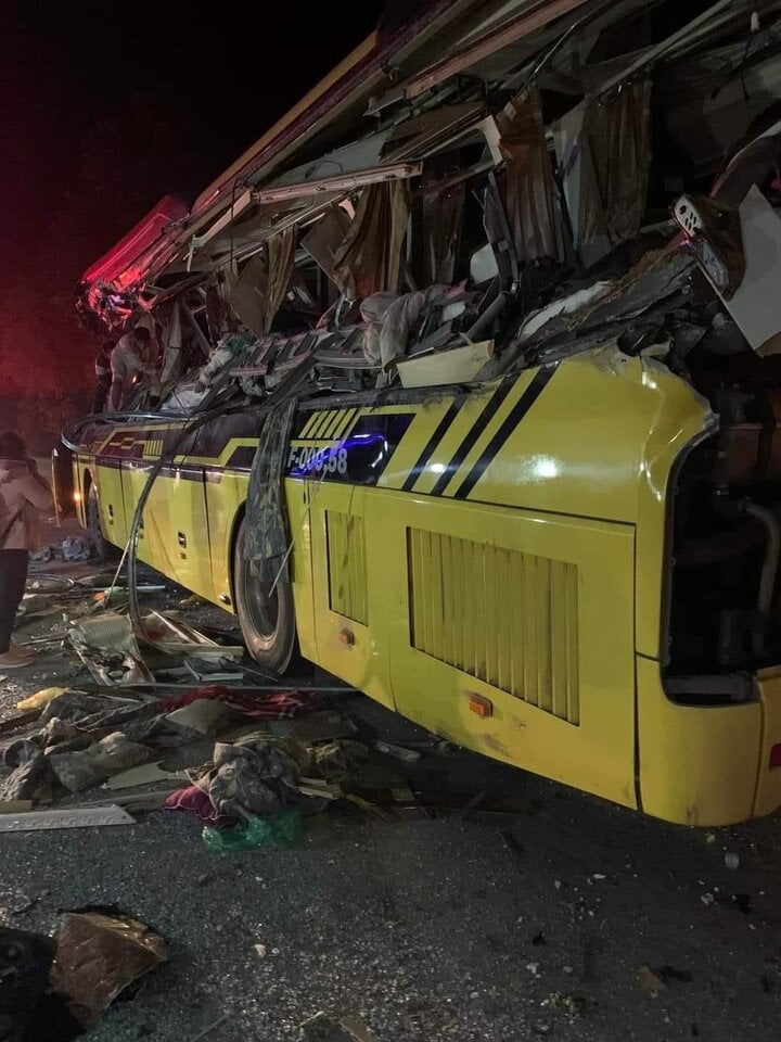 Tuyên Quang: Ô tô khách biến dạng sau va chạm với xe container, 5 người tử vong- Ảnh 1.
