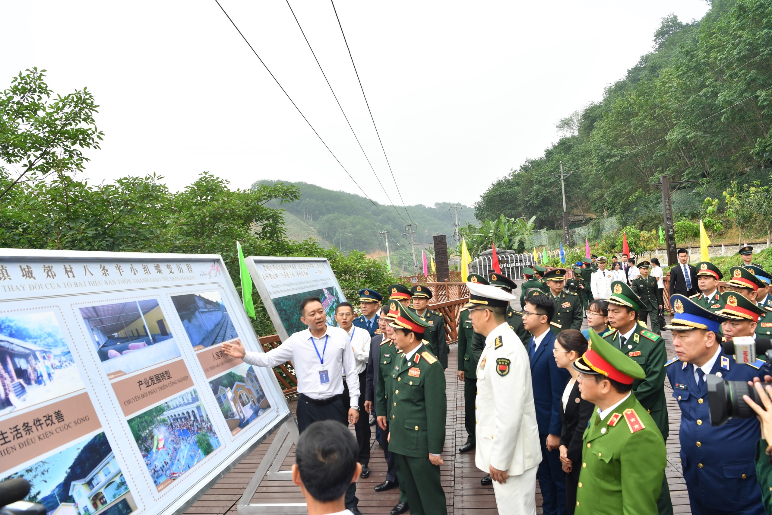 Giao lưu hữu nghị quốc phòng biên giới Việt Nam -Trung Quốc: Đoàn Việt Nam sang tỉnh Vân Nam- Ảnh 17.