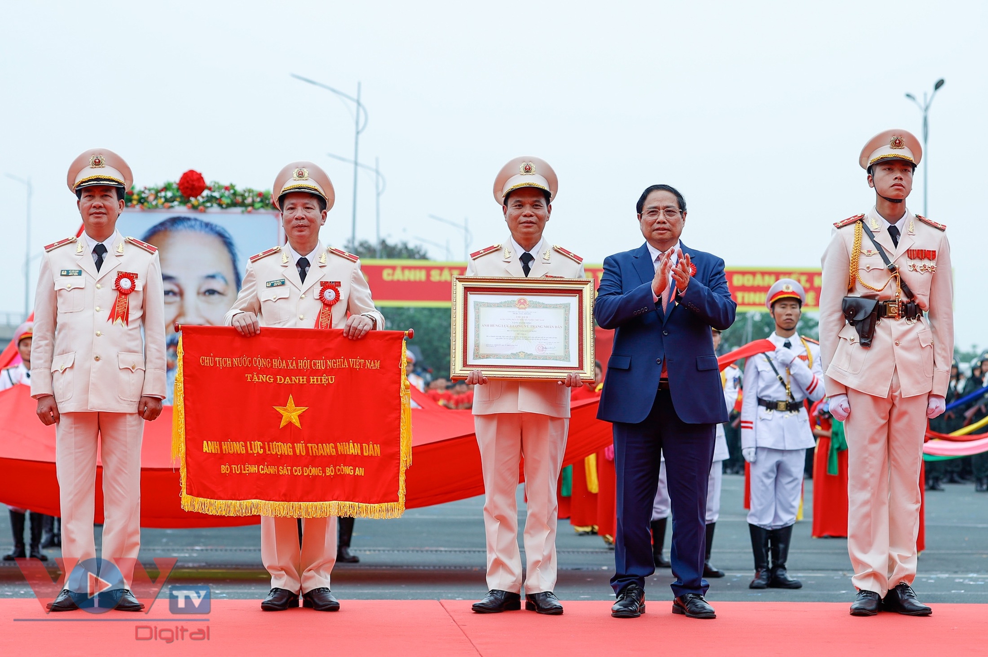 Thủ tướng Phạm Minh Chính dự lễ kỷ niệm 50 năm Ngày truyền thống lực lượng Cảnh sát Cơ động- Ảnh 4.