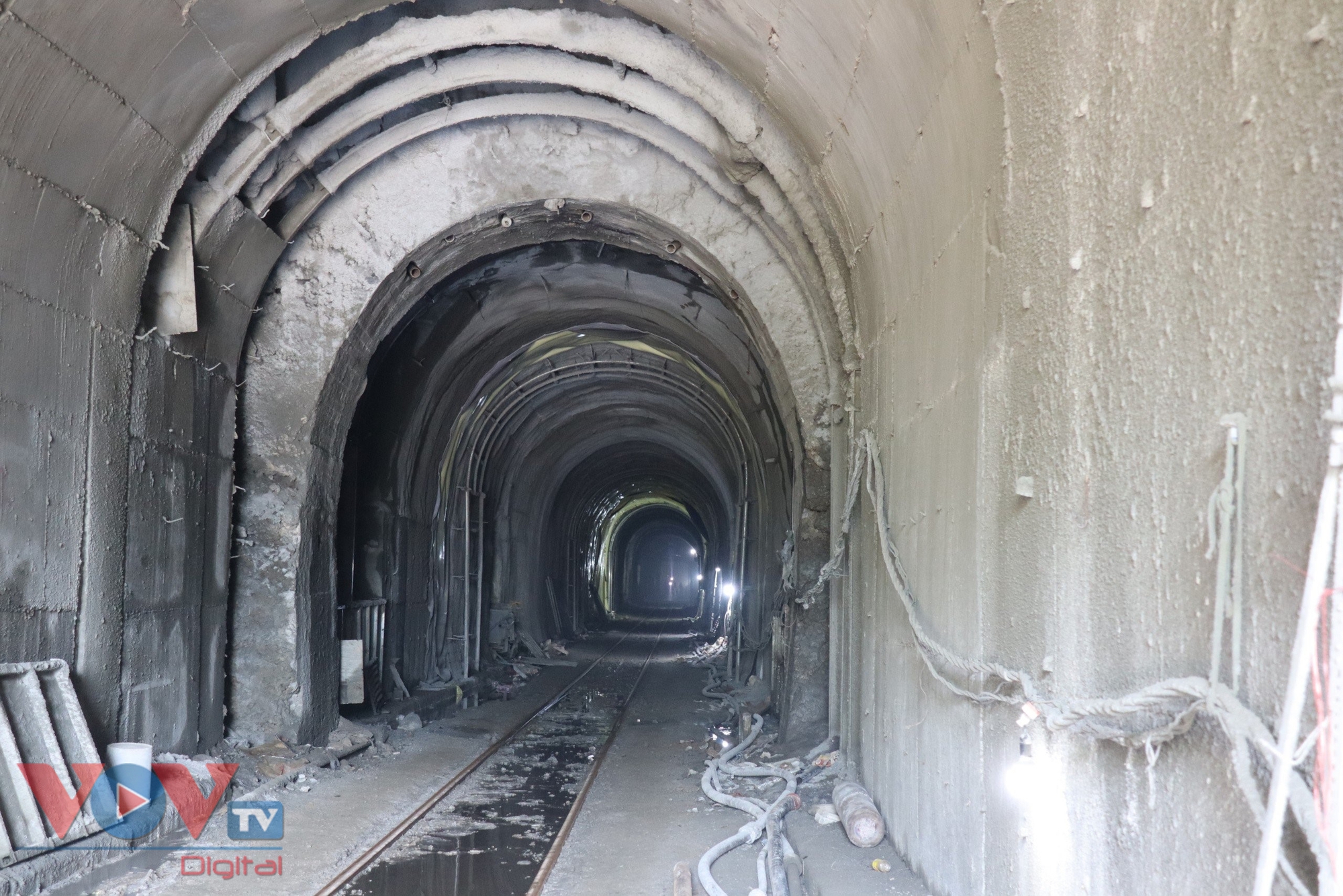 Huy động nhiều lực lượng, khẩn trương khắc phục sự cố hầm đường sắt Bãi Gió- Ảnh 2.