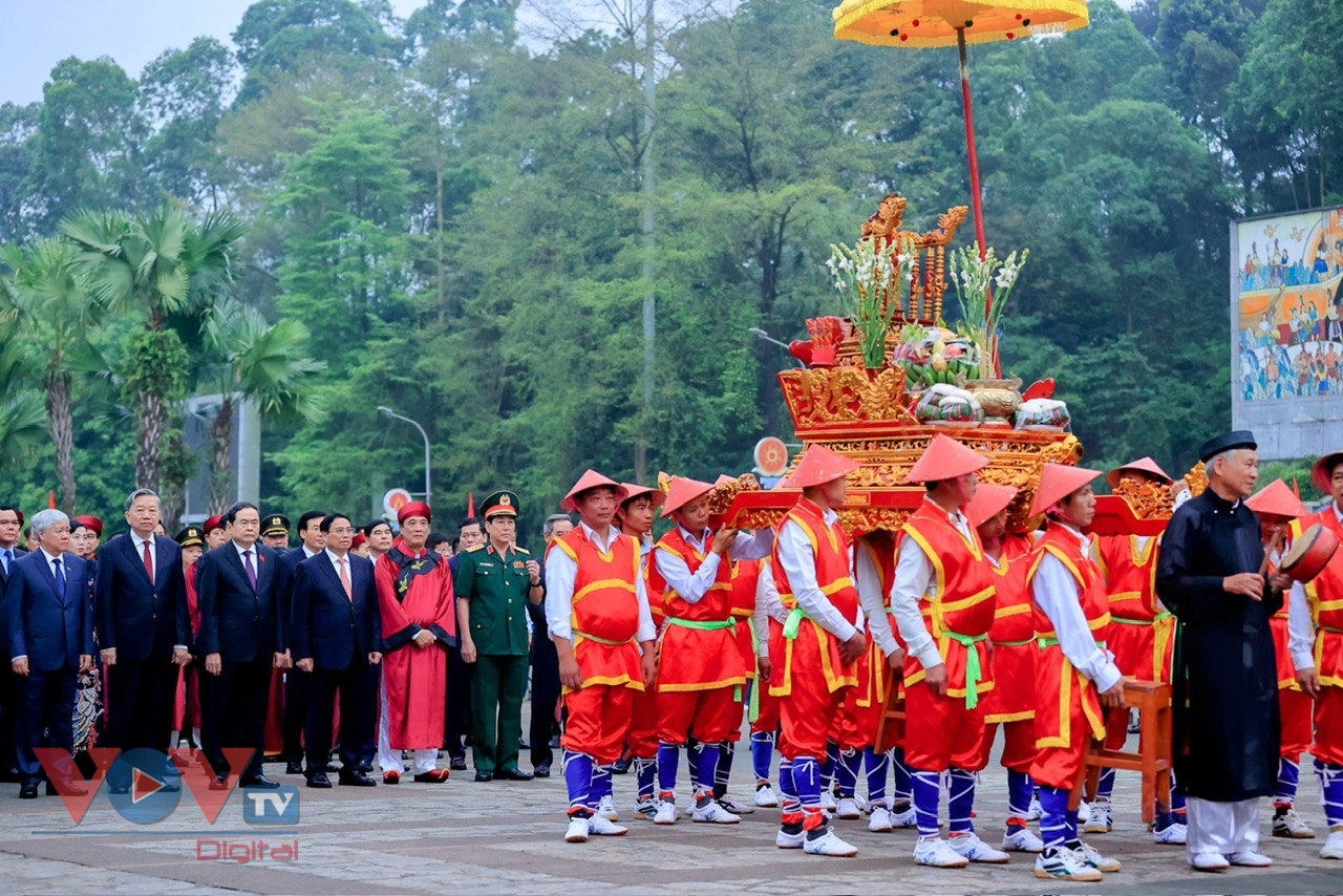 Thủ tướng Phạm Minh Chính dâng hương tưởng nhớ các Vua Hùng tại Điện Kính Thiên, Khu Di tích lịch sử Quốc gia đặc biệt Đền Hùng- Ảnh 1.