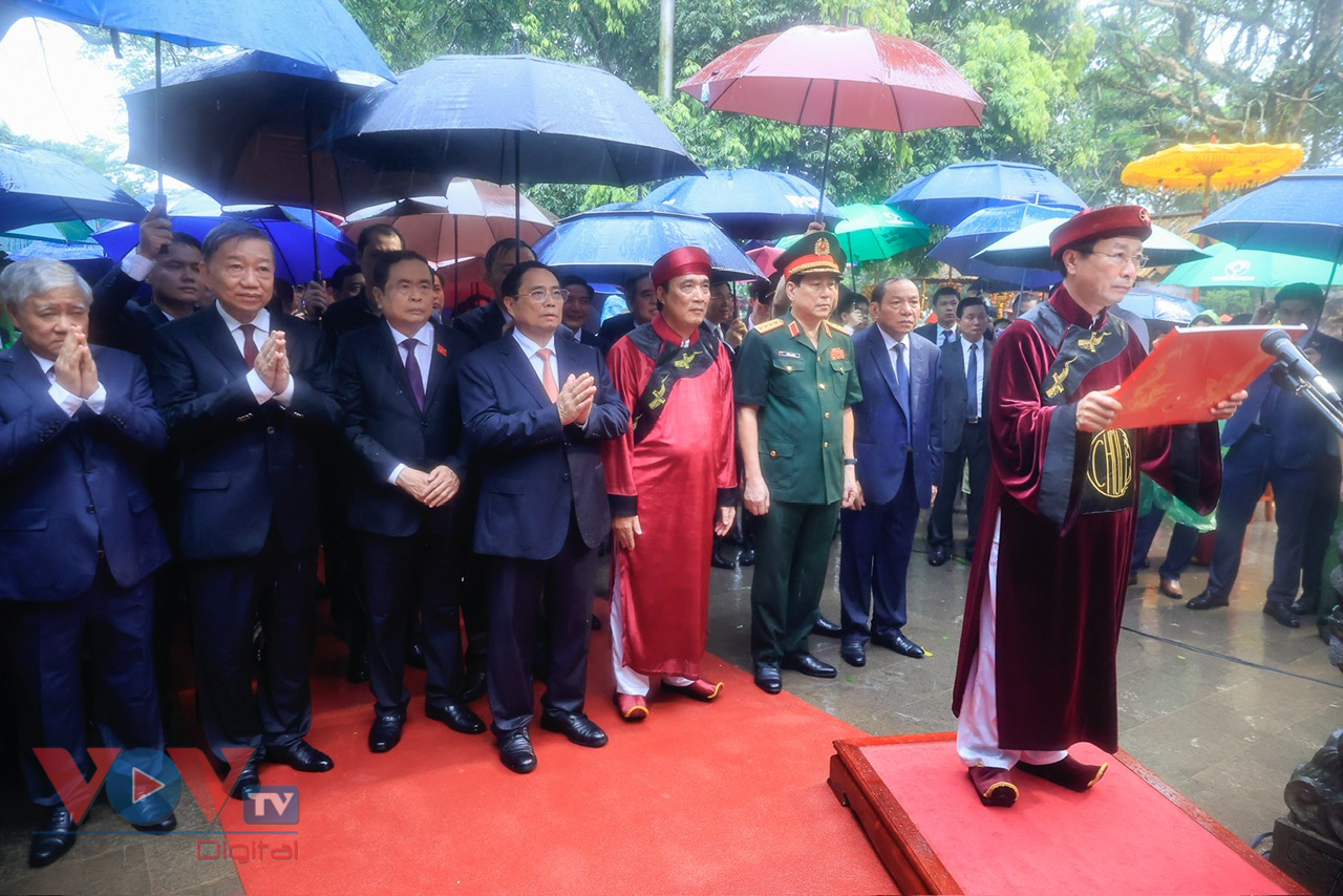 Thủ tướng Phạm Minh Chính dâng hương tưởng nhớ các Vua Hùng tại Điện Kính Thiên, Khu Di tích lịch sử Quốc gia đặc biệt Đền Hùng- Ảnh 2.