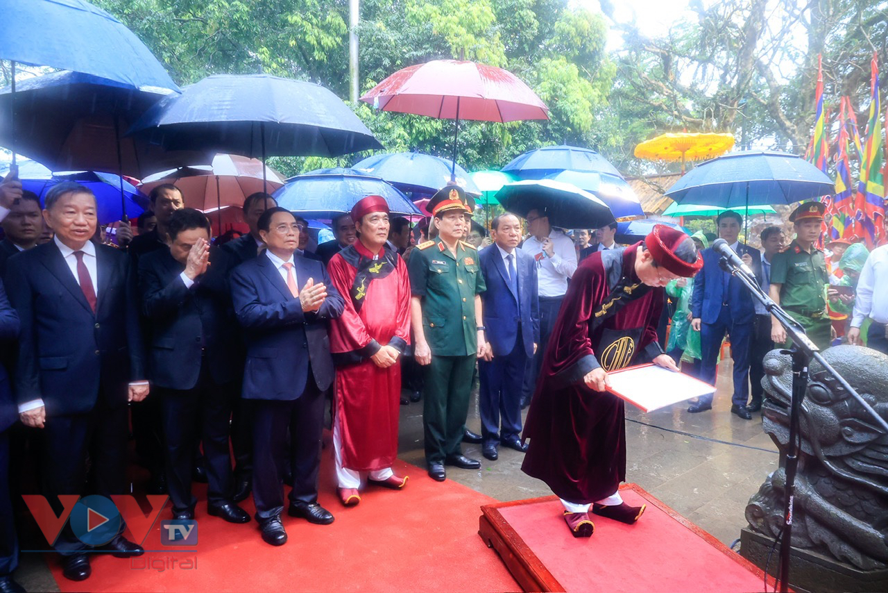 Thủ tướng Phạm Minh Chính dâng hương tưởng nhớ các Vua Hùng tại Điện Kính Thiên, Khu Di tích lịch sử Quốc gia đặc biệt Đền Hùng- Ảnh 3.