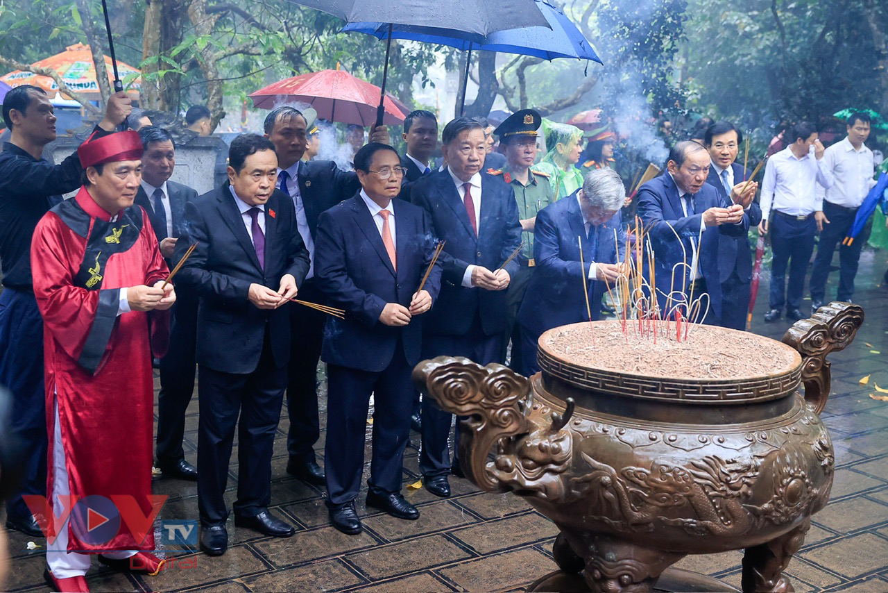 Thủ tướng Phạm Minh Chính dâng hương tưởng nhớ các Vua Hùng tại Điện Kính Thiên, Khu Di tích lịch sử Quốc gia đặc biệt Đền Hùng- Ảnh 4.