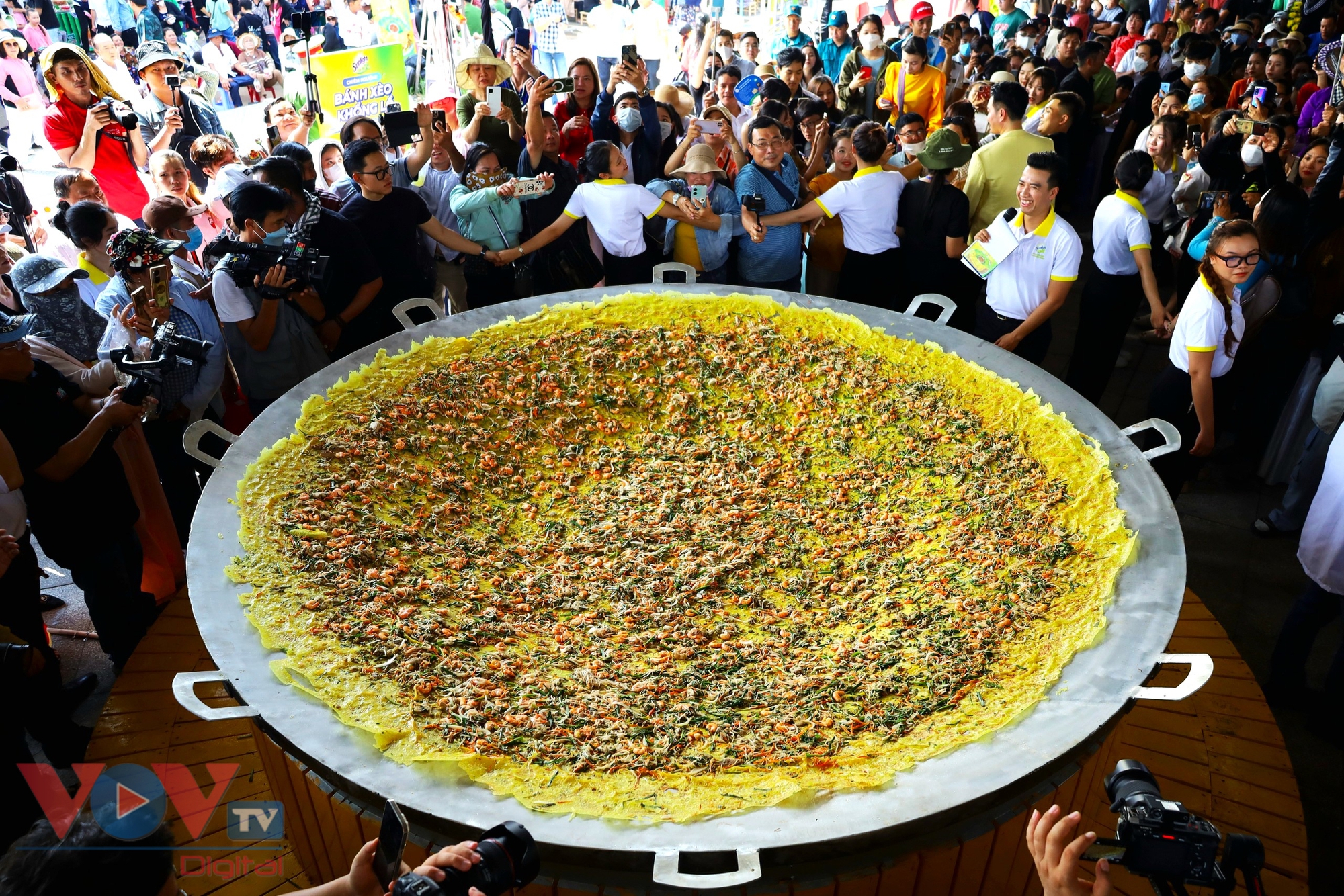 Cần Thơ: 15 nghệ nhân trình diễn đổ bánh xèo 'siêu to khổng lồ' đường kính 3m- Ảnh 1.
