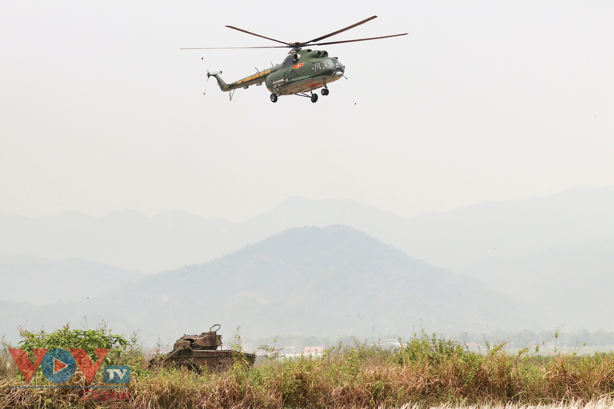 11 trực thăng bay kỷ niệm 70 năm chiến thắng Điện Biên Phủ hạ cánh an toàn- Ảnh 1.