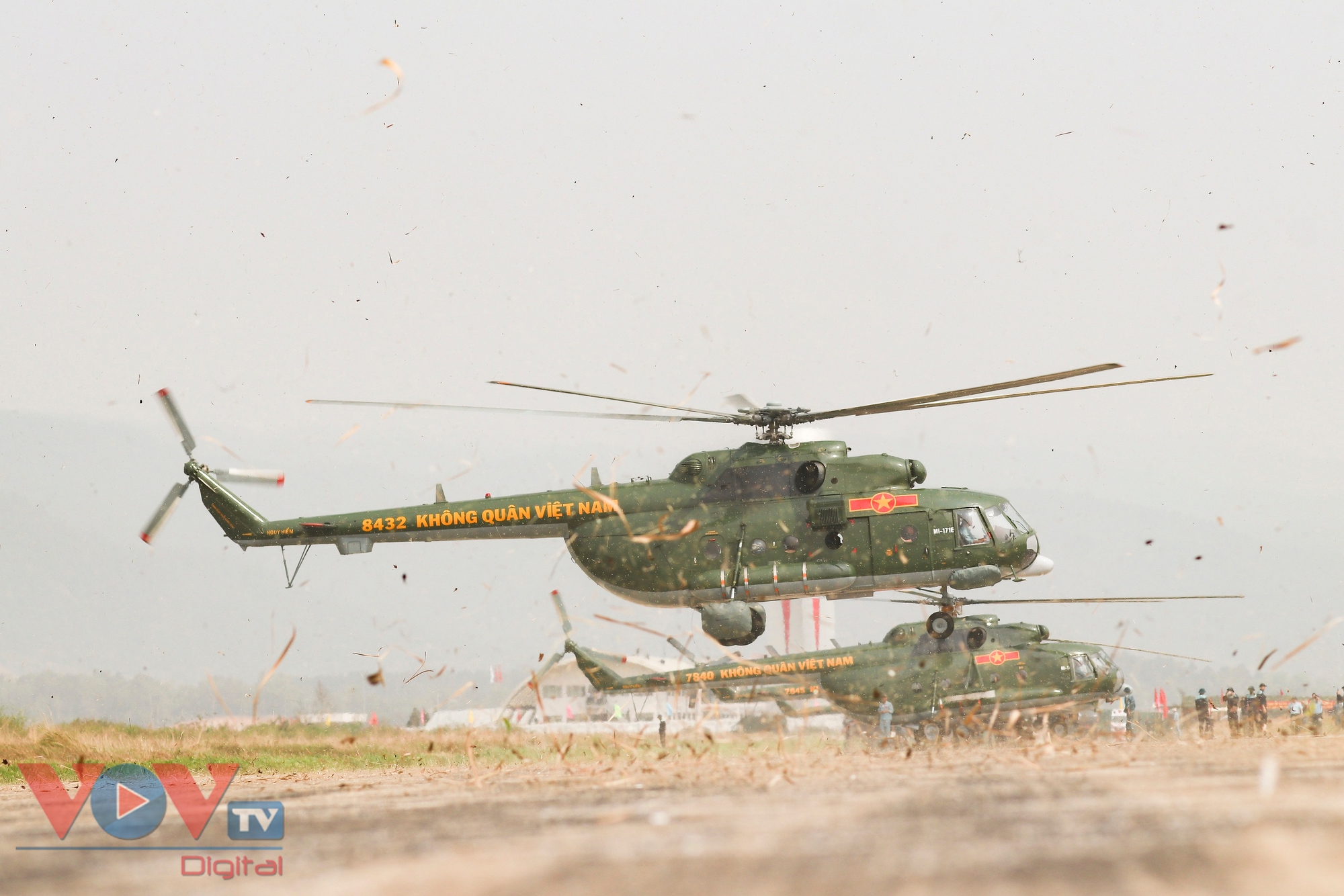 11 trực thăng bay kỷ niệm 70 năm chiến thắng Điện Biên Phủ hạ cánh an toàn- Ảnh 2.