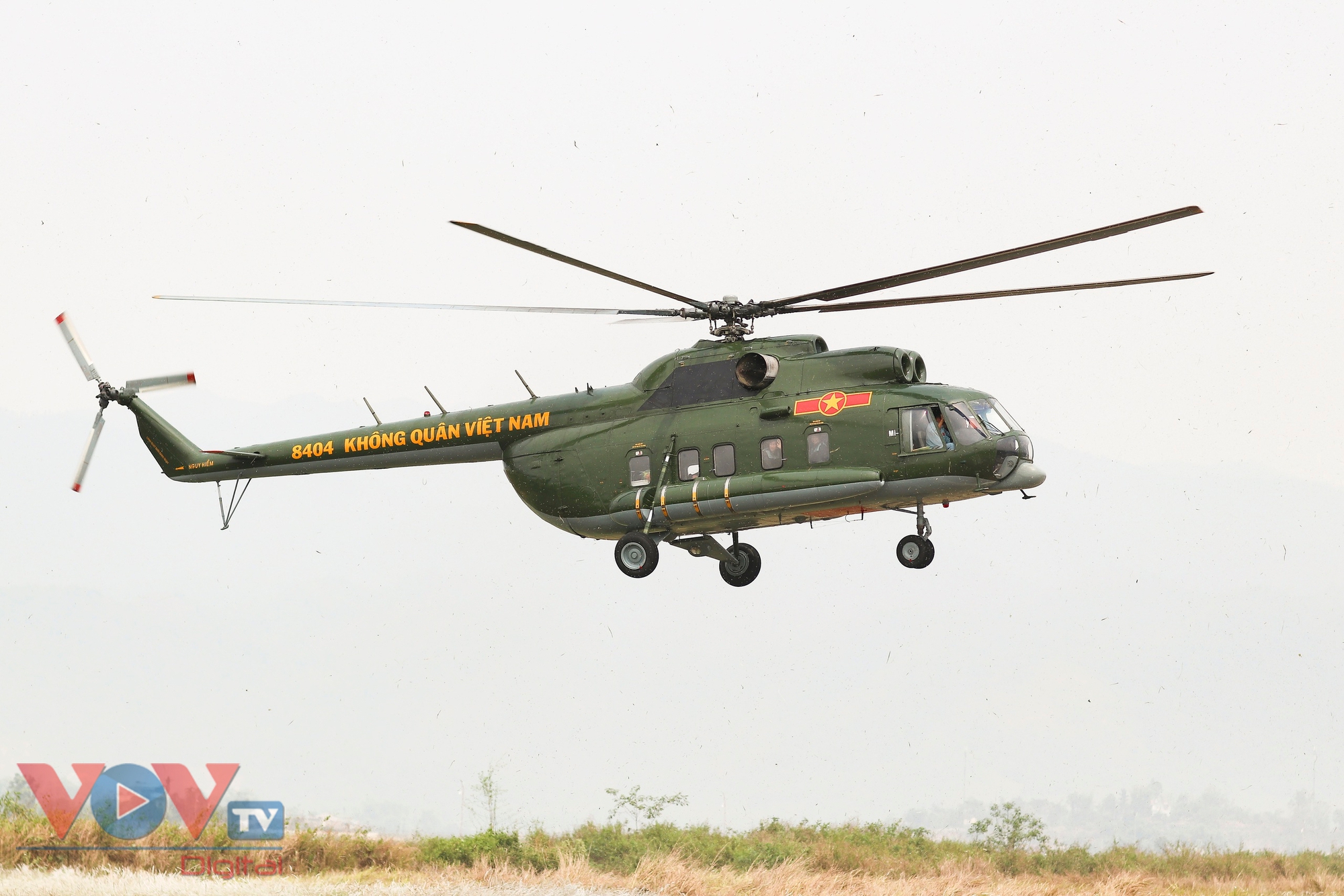 11 trực thăng bay kỷ niệm 70 năm chiến thắng Điện Biên Phủ hạ cánh an toàn- Ảnh 3.