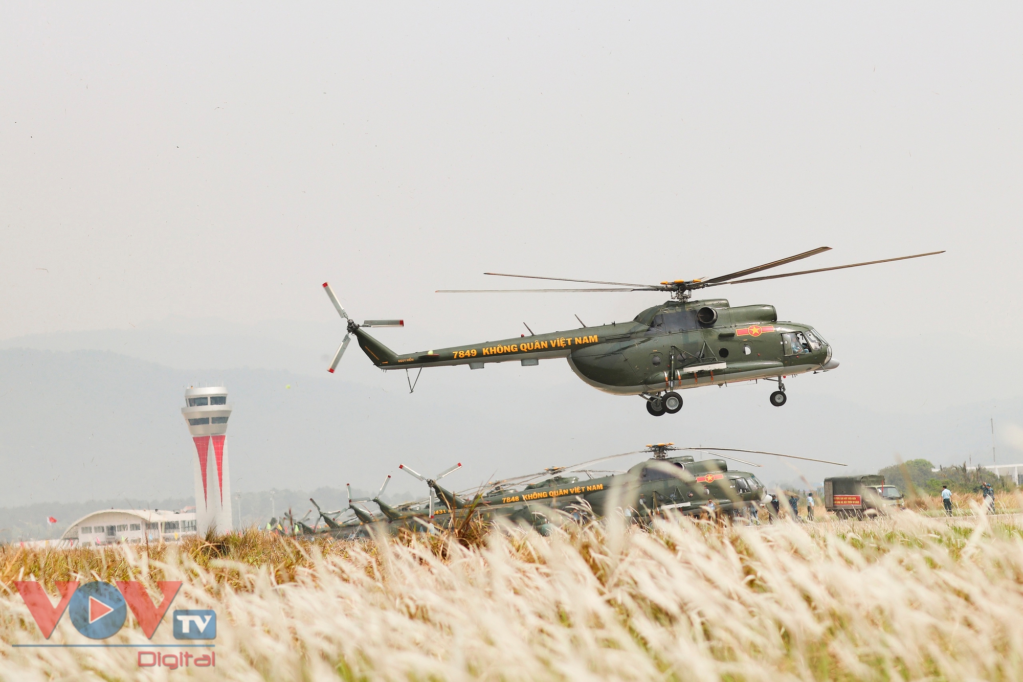 11 trực thăng bay kỷ niệm 70 năm chiến thắng Điện Biên Phủ hạ cánh an toàn- Ảnh 4.