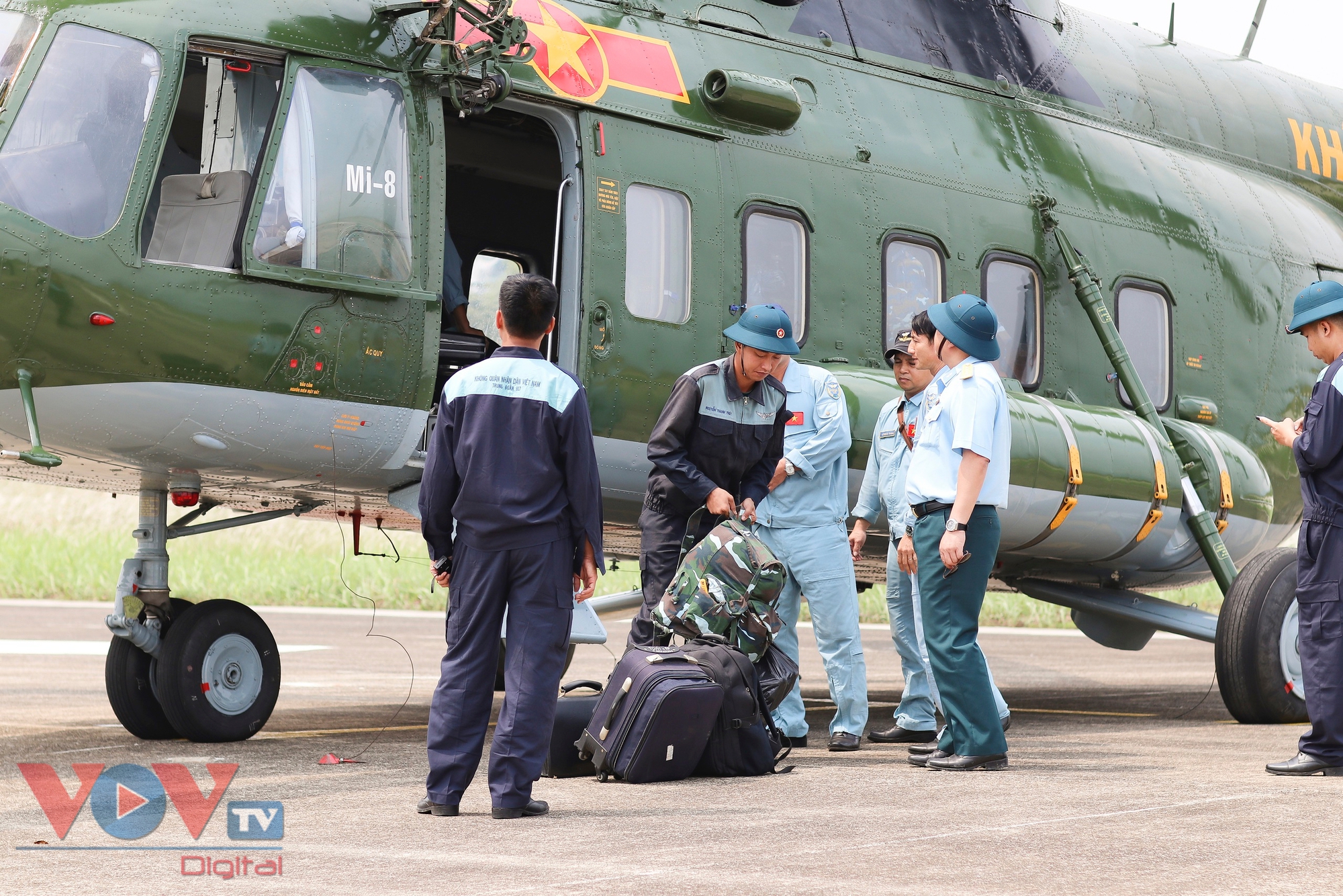 11 trực thăng bay kỷ niệm 70 năm chiến thắng Điện Biên Phủ hạ cánh an toàn- Ảnh 7.