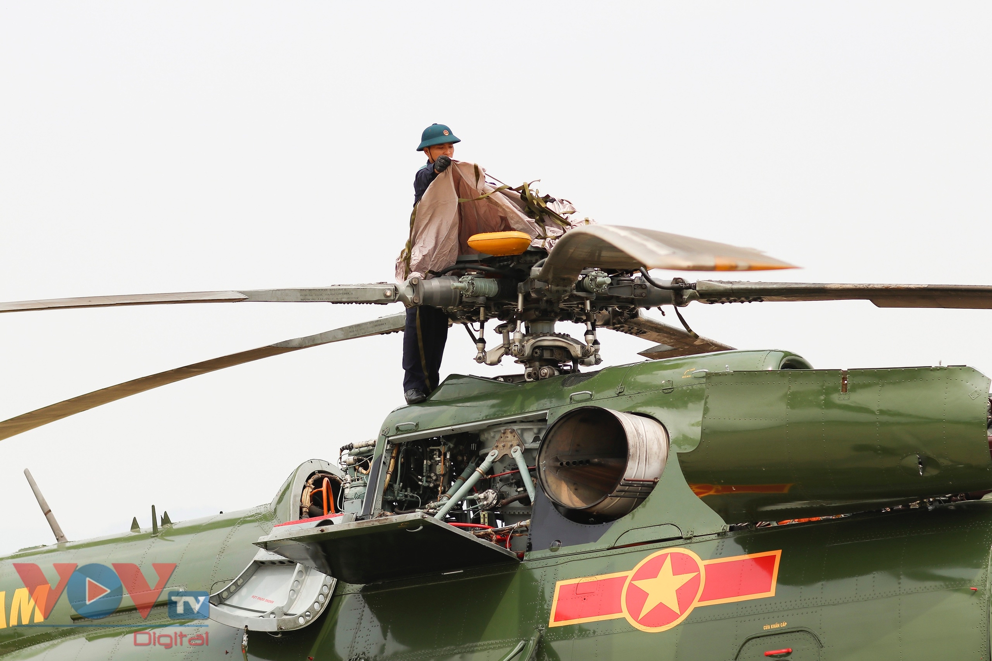 11 trực thăng bay kỷ niệm 70 năm chiến thắng Điện Biên Phủ hạ cánh an toàn- Ảnh 8.