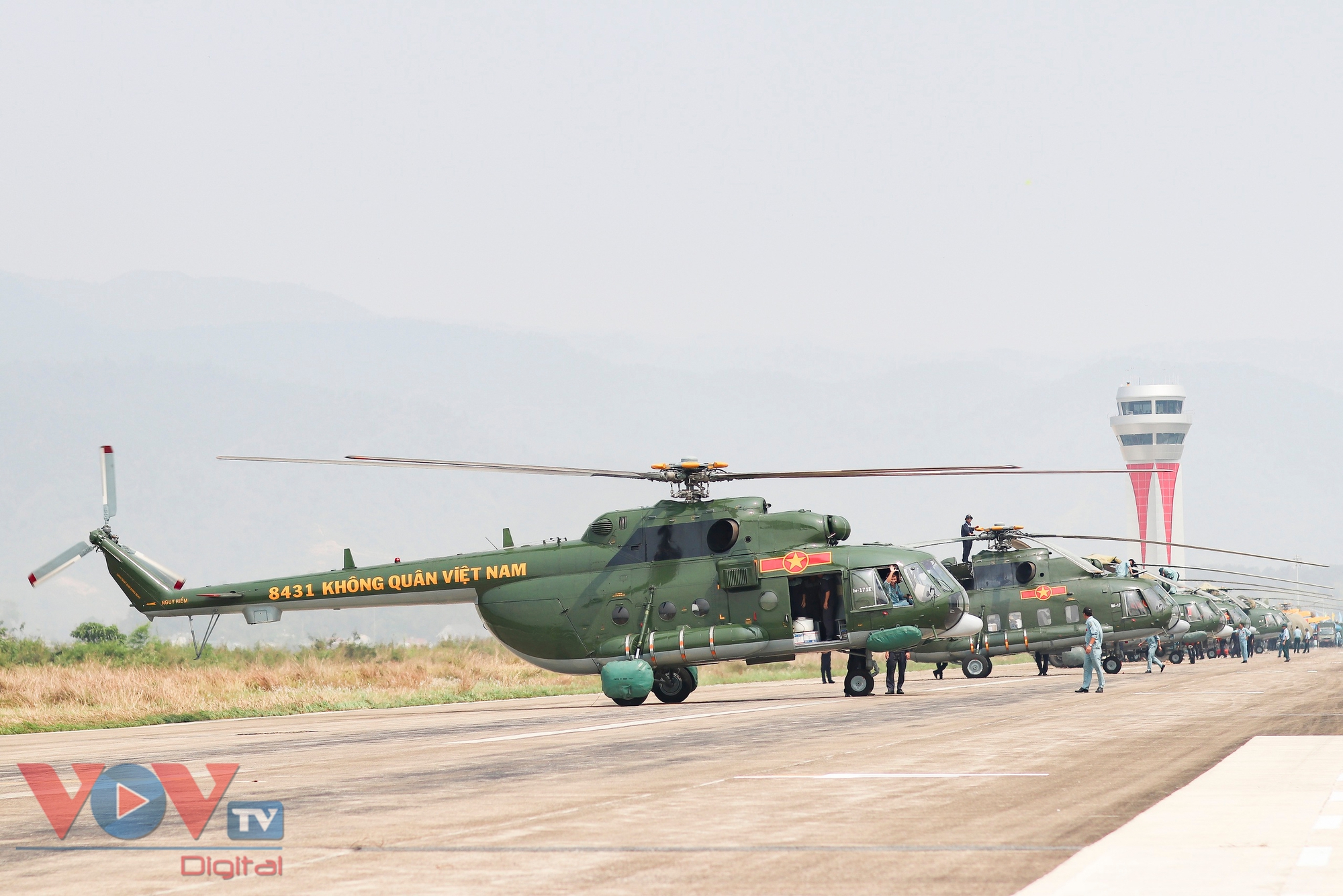 11 trực thăng bay kỷ niệm 70 năm chiến thắng Điện Biên Phủ hạ cánh an toàn- Ảnh 10.