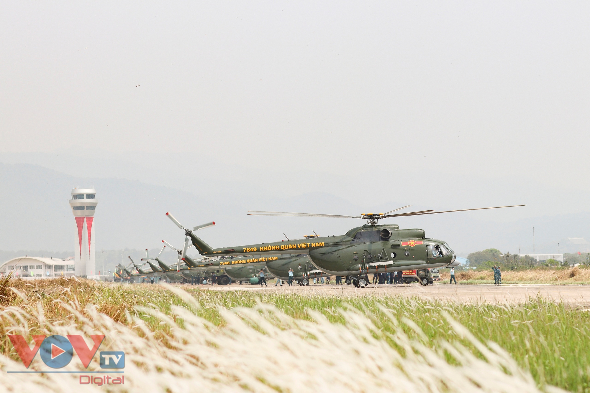 11 trực thăng bay kỷ niệm 70 năm chiến thắng Điện Biên Phủ hạ cánh an toàn- Ảnh 11.