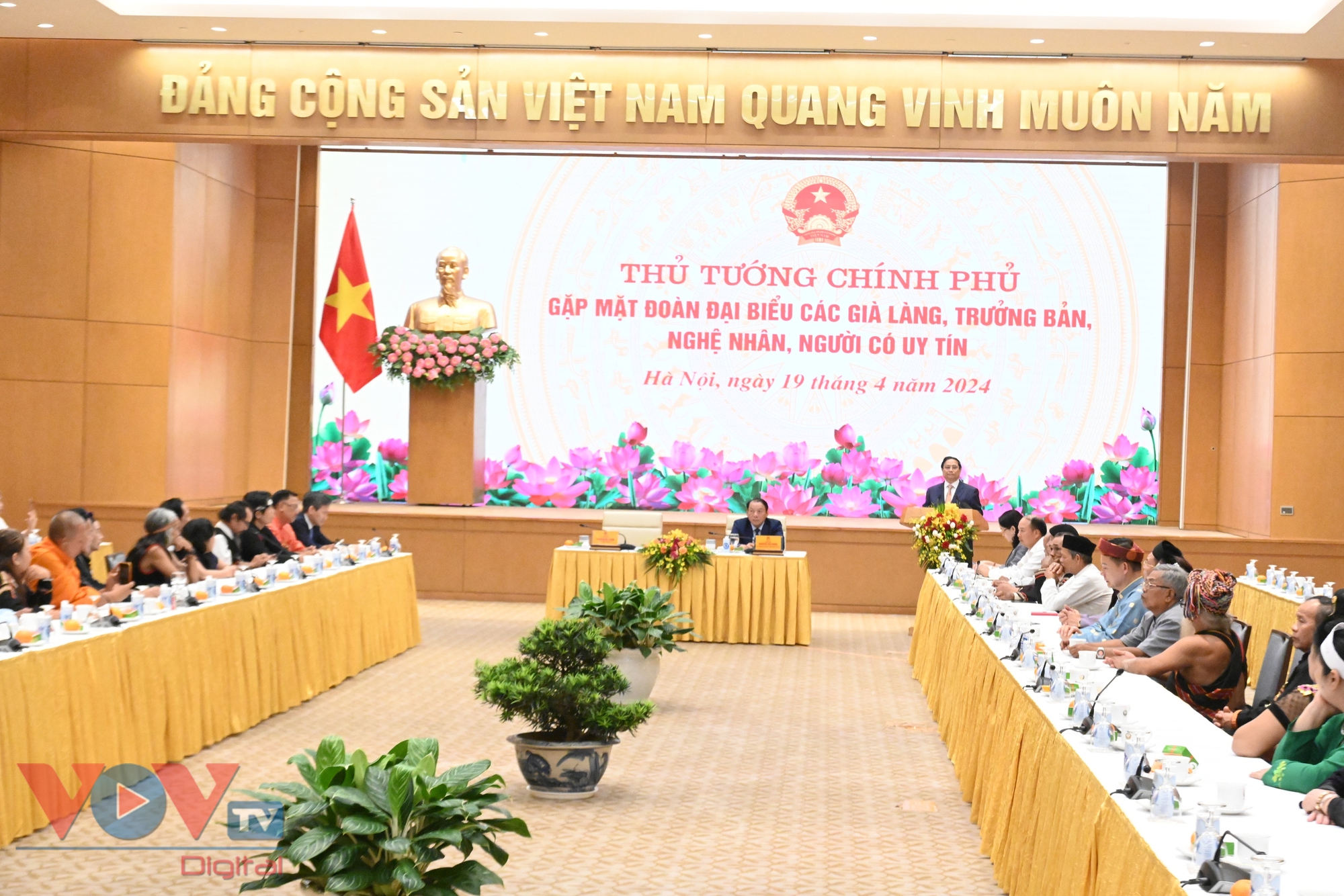 Thủ tướng Phạm Minh Chính gặp mặt già làng, trưởng bản, nghệ nhân, người có uy tín nhân- Ảnh 1.