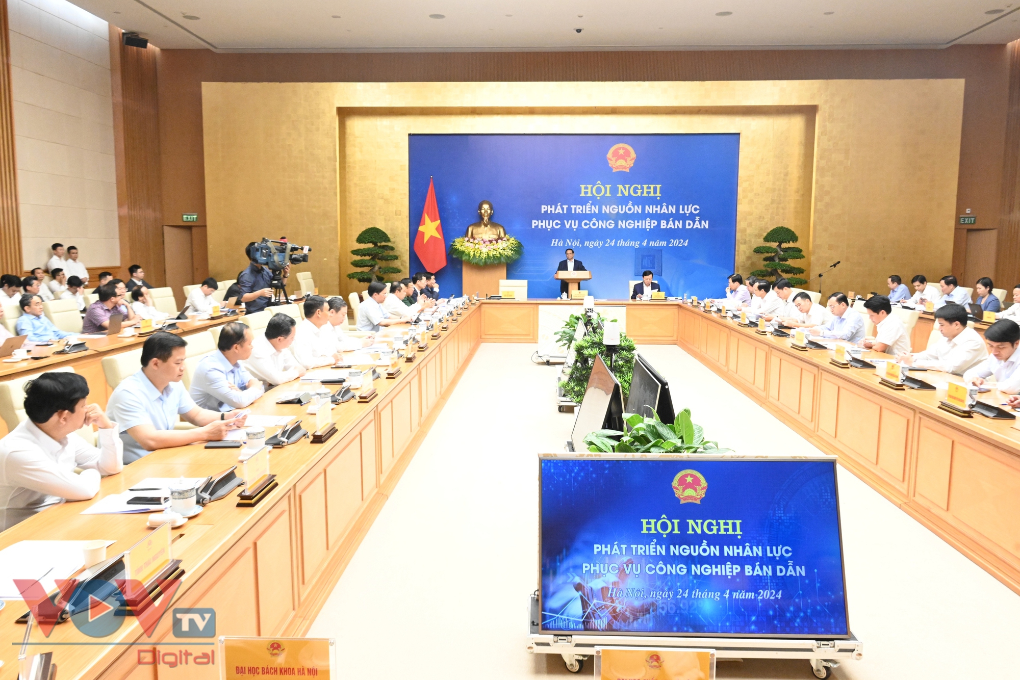 Thủ tướng Phạm Minh Chính chủ trì Hội nghị về phát triển nguồn nhân lực phục vụ công nghiệp bán dẫn- Ảnh 1.