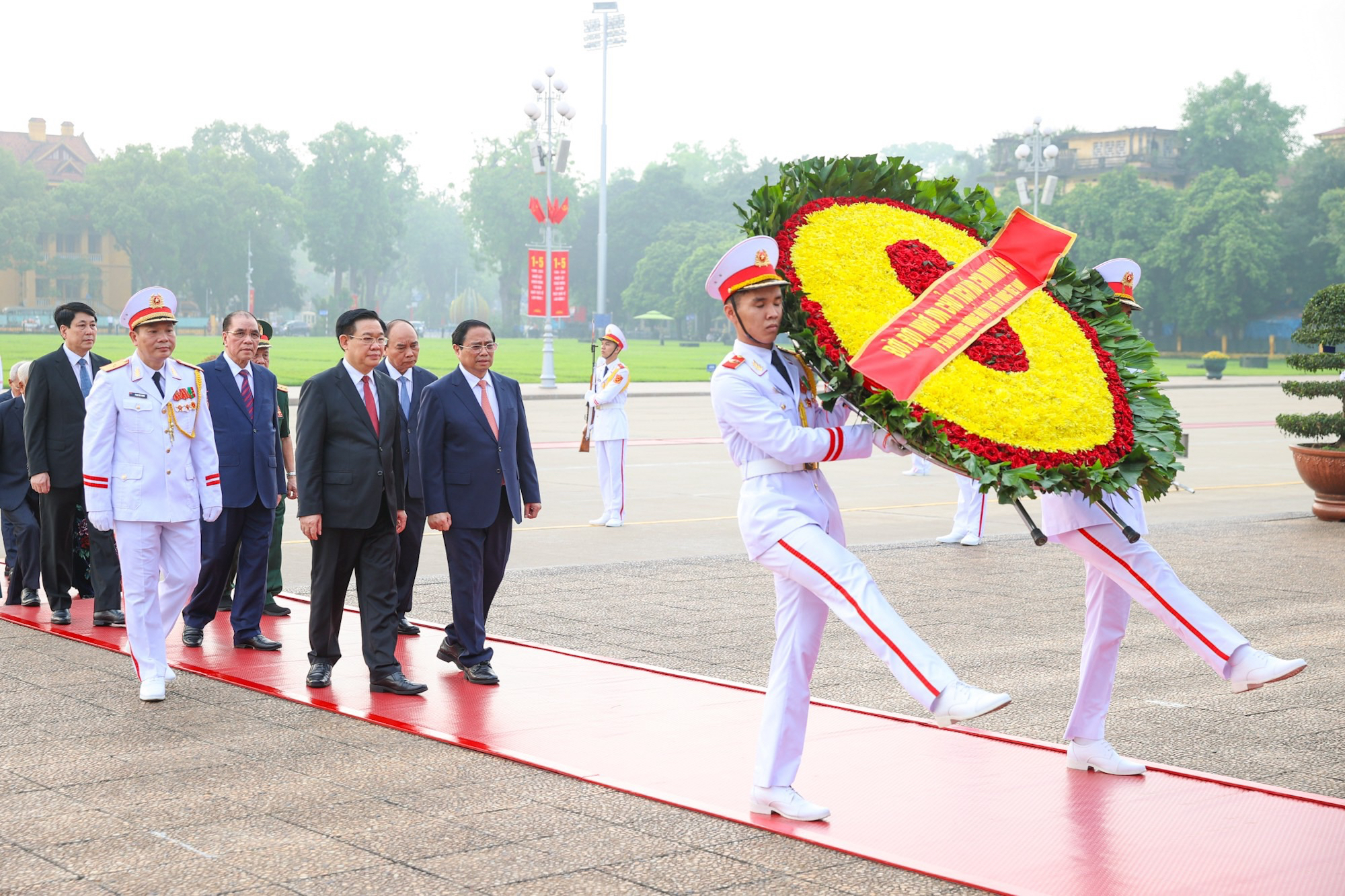 Lãnh đạo Đảng, Nhà nước vào Lăng viếng Chủ tịch Hồ Chí Minh và dâng hương tại Đài Tưởng niệm Bắc Sơn- Ảnh 1.