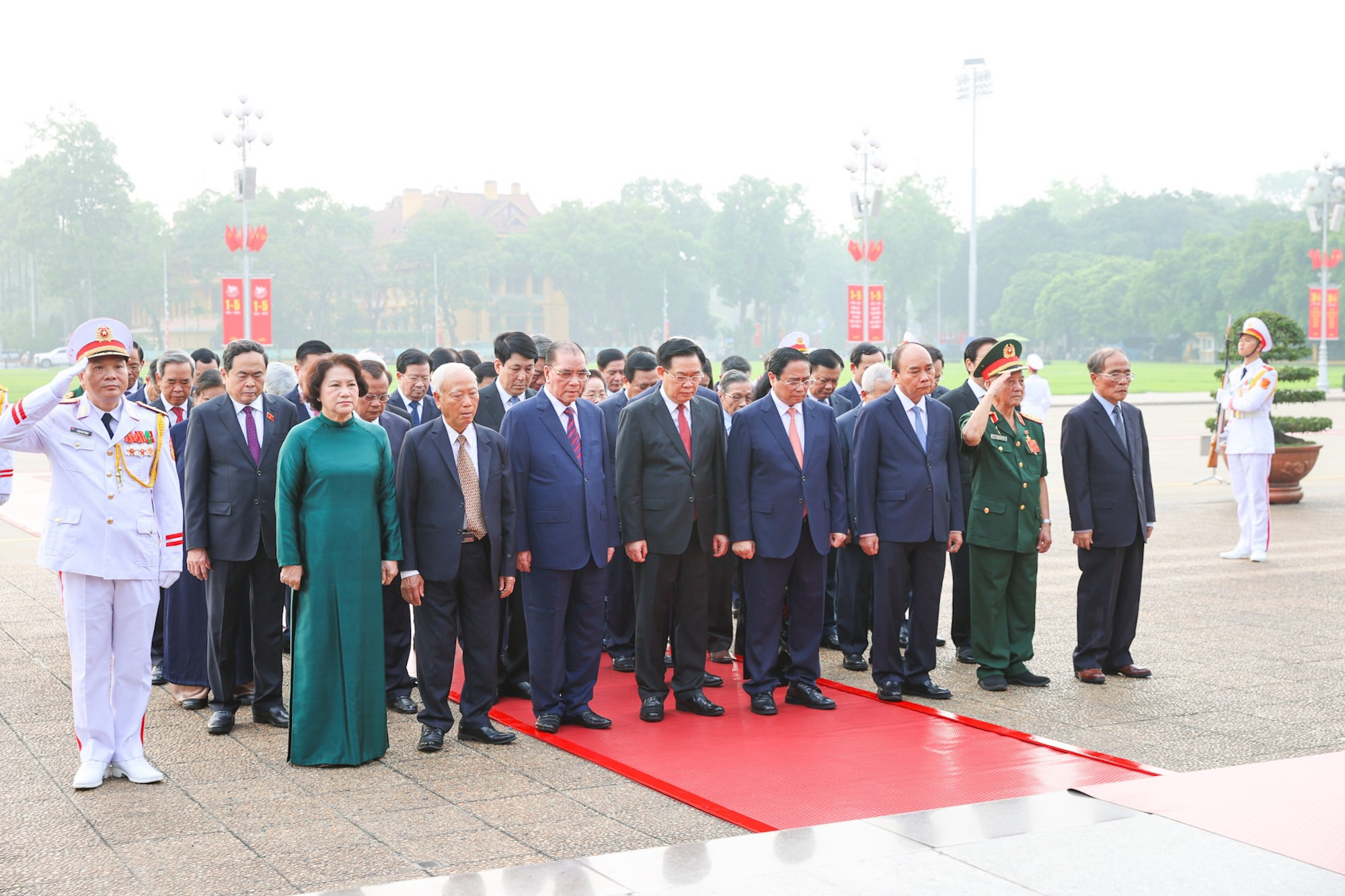 Lãnh đạo Đảng, Nhà nước vào Lăng viếng Chủ tịch Hồ Chí Minh và dâng hương tại Đài Tưởng niệm Bắc Sơn- Ảnh 2.