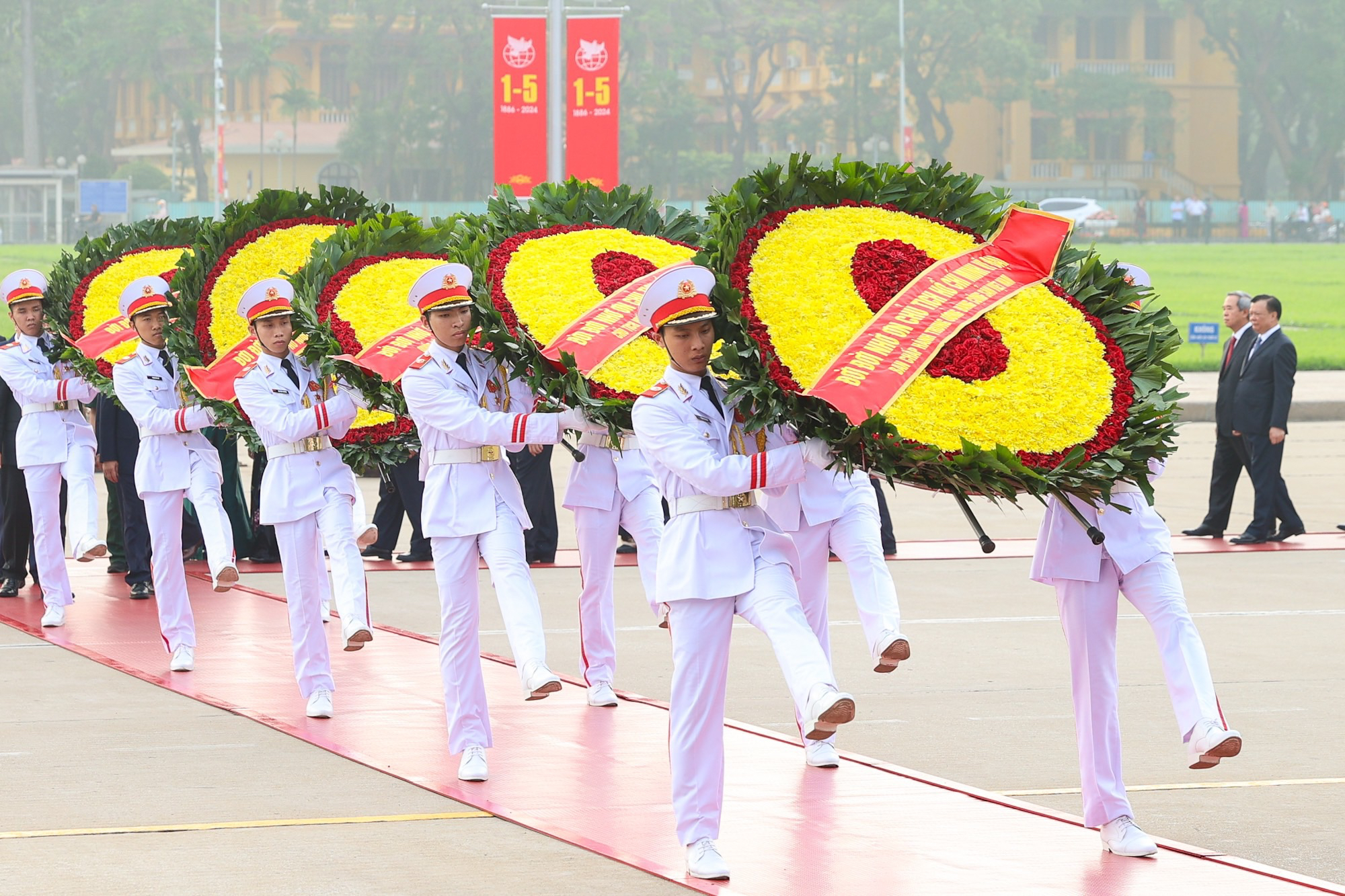 Lãnh đạo Đảng, Nhà nước vào Lăng viếng Chủ tịch Hồ Chí Minh và dâng hương tại Đài Tưởng niệm Bắc Sơn- Ảnh 3.