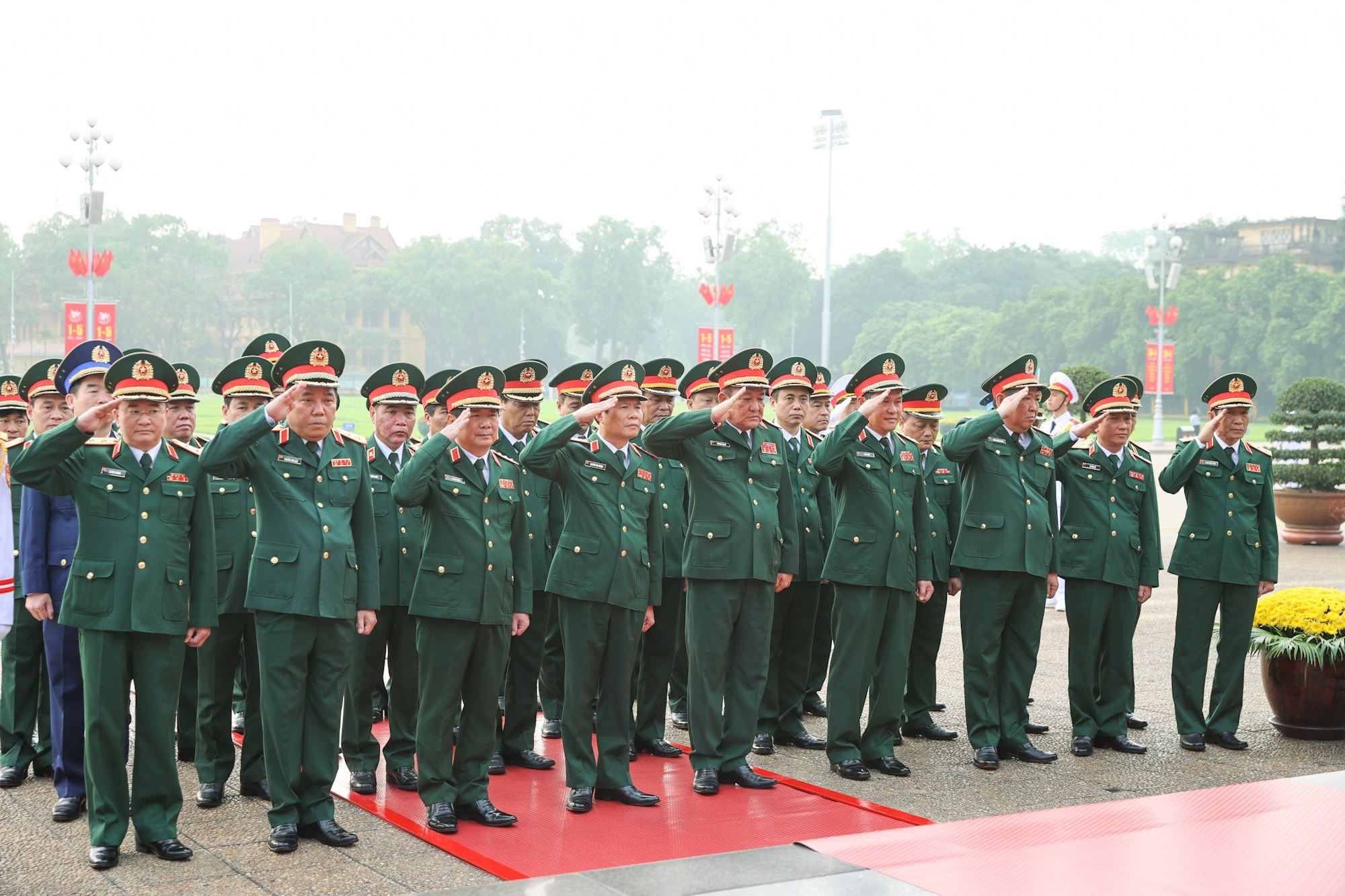 Lãnh đạo Đảng, Nhà nước vào Lăng viếng Chủ tịch Hồ Chí Minh và dâng hương tại Đài Tưởng niệm Bắc Sơn- Ảnh 4.