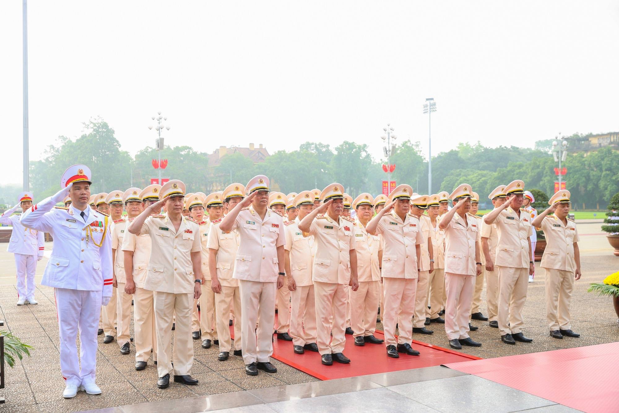 Lãnh đạo Đảng, Nhà nước vào Lăng viếng Chủ tịch Hồ Chí Minh và dâng hương tại Đài Tưởng niệm Bắc Sơn- Ảnh 5.