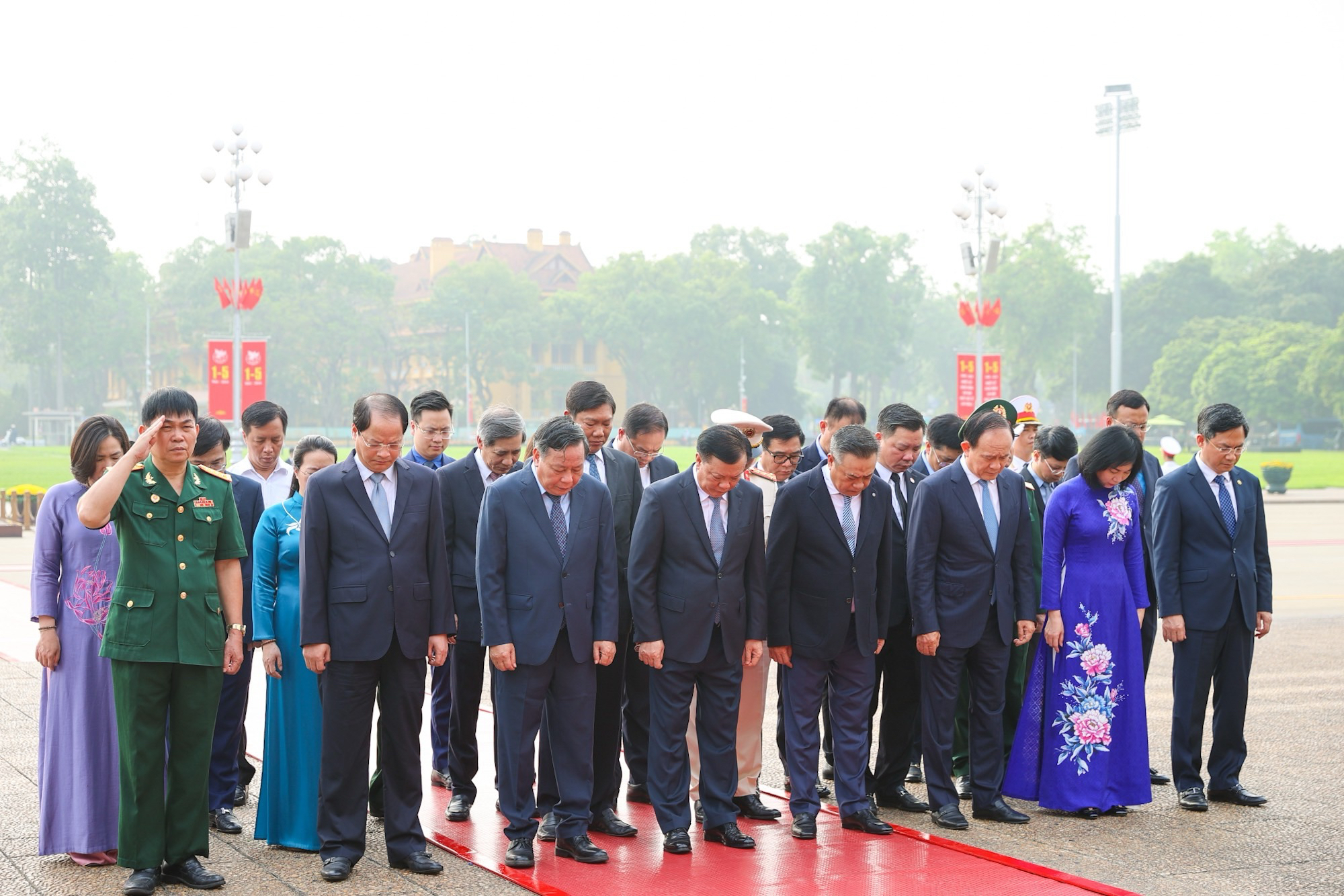Lãnh đạo Đảng, Nhà nước vào Lăng viếng Chủ tịch Hồ Chí Minh và dâng hương tại Đài Tưởng niệm Bắc Sơn- Ảnh 6.