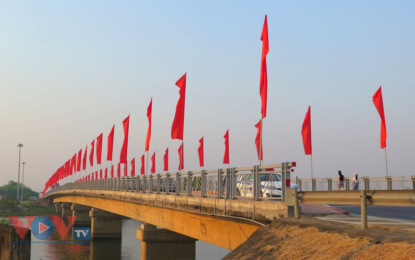 Lễ Thượng cờ Thống nhất non sông tại Đôi bờ Hiền Lương-Bến Hải- Ảnh 5.