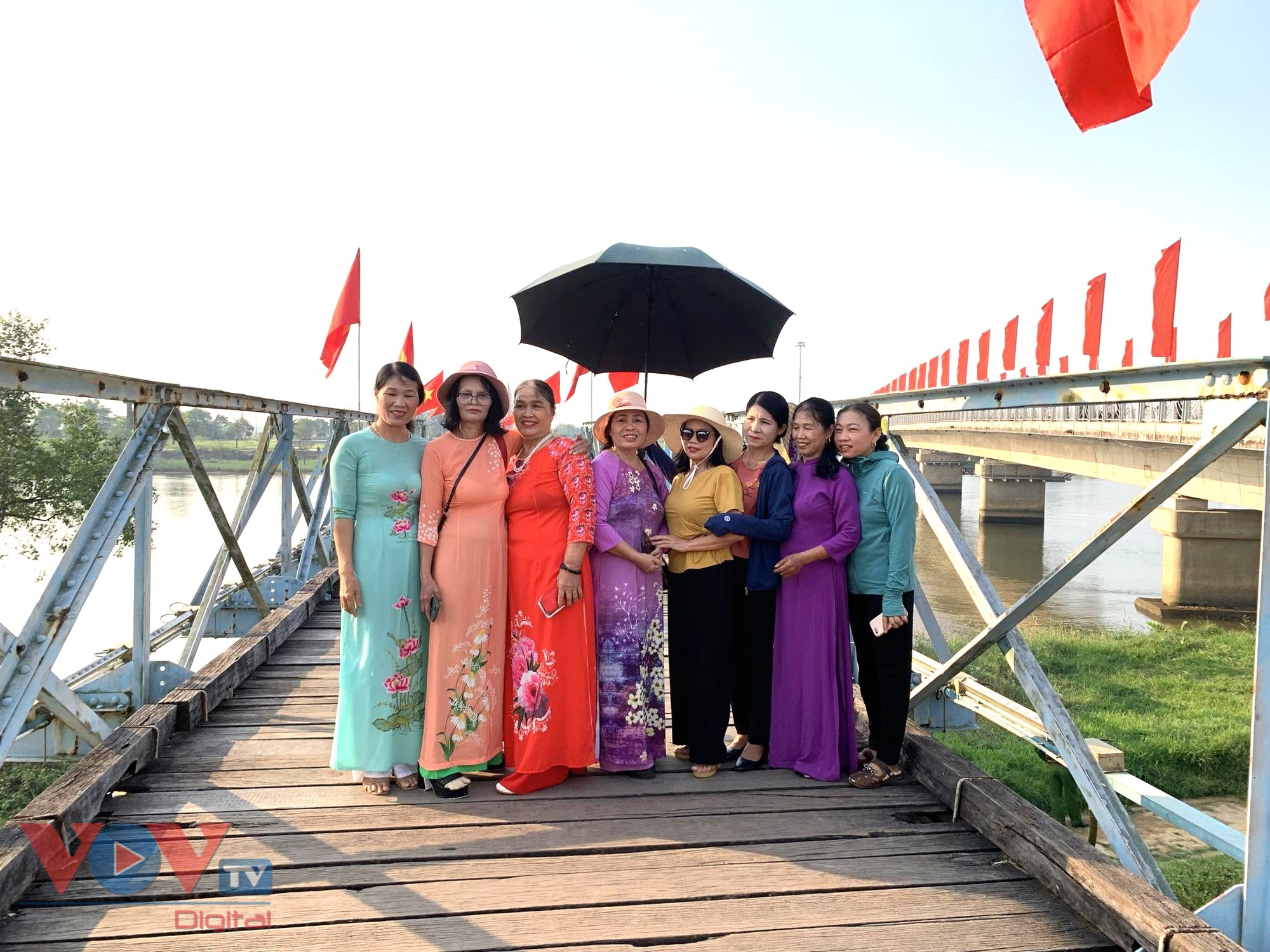 Lễ Thượng cờ Thống nhất non sông tại Đôi bờ Hiền Lương-Bến Hải- Ảnh 7.