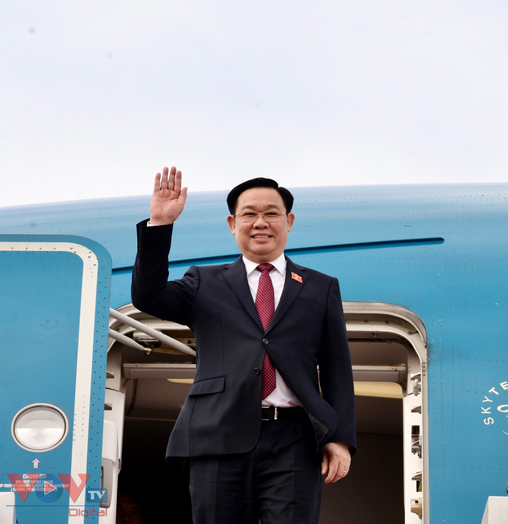 Chủ tịch Quốc hội đến Bắc Kinh, bắt đầu chuyến thăm chính thức nước CHND Trung Hoa- Ảnh 1.