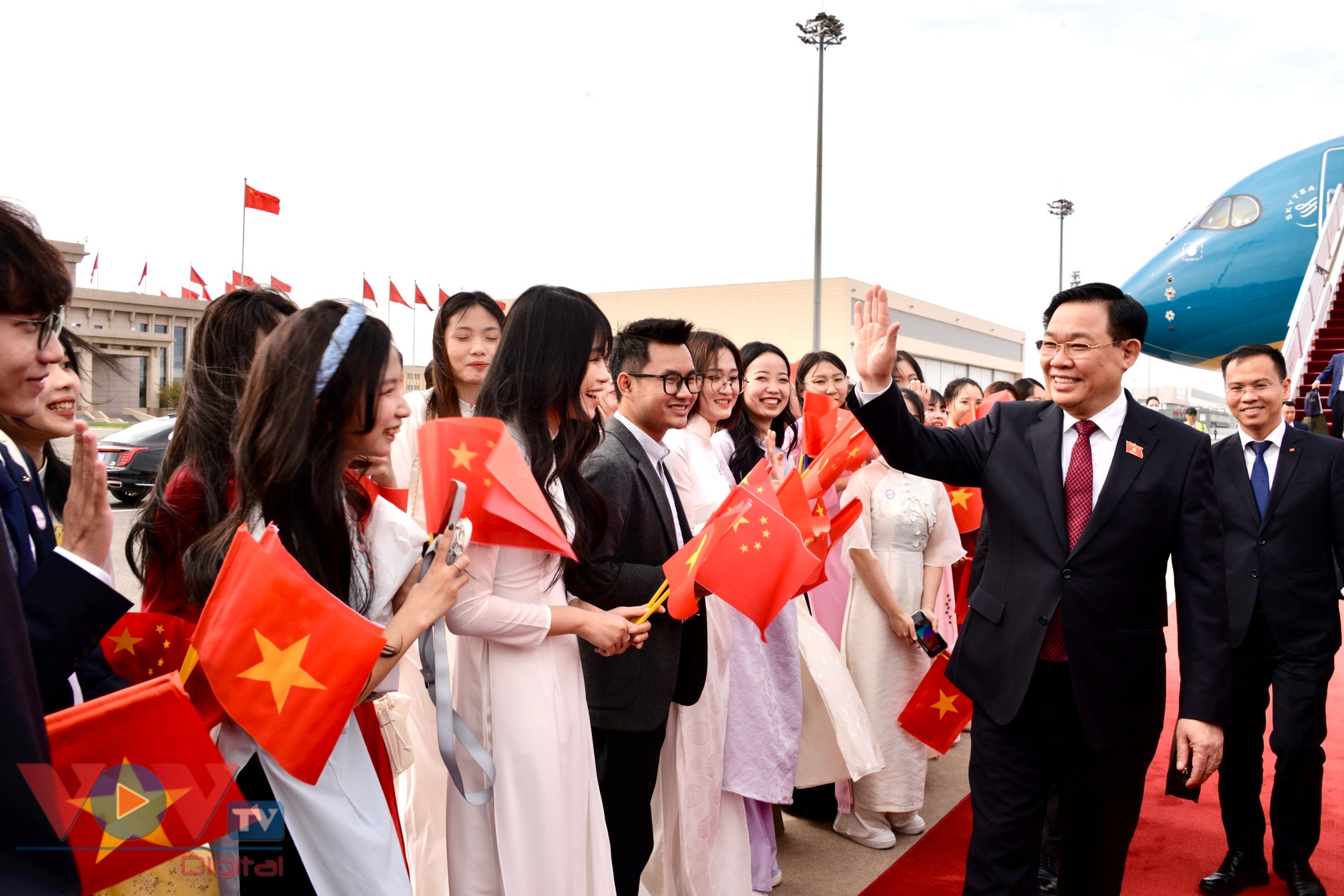 Chủ tịch Quốc hội đến Bắc Kinh, bắt đầu chuyến thăm chính thức nước CHND Trung Hoa- Ảnh 3.