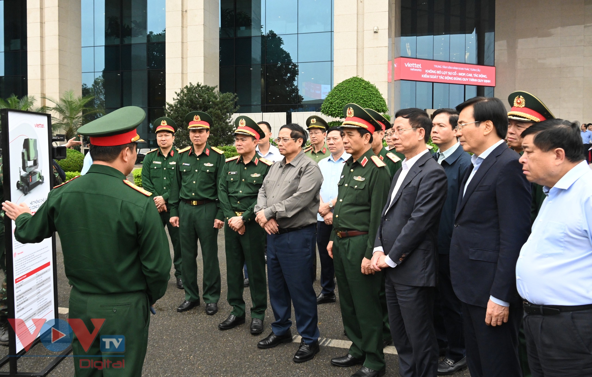 Thủ tướng Phạm Minh Chính làm việc với Tập đoàn Công nghiệp Viễn thông Quân đội (Viettel)- Ảnh 1.