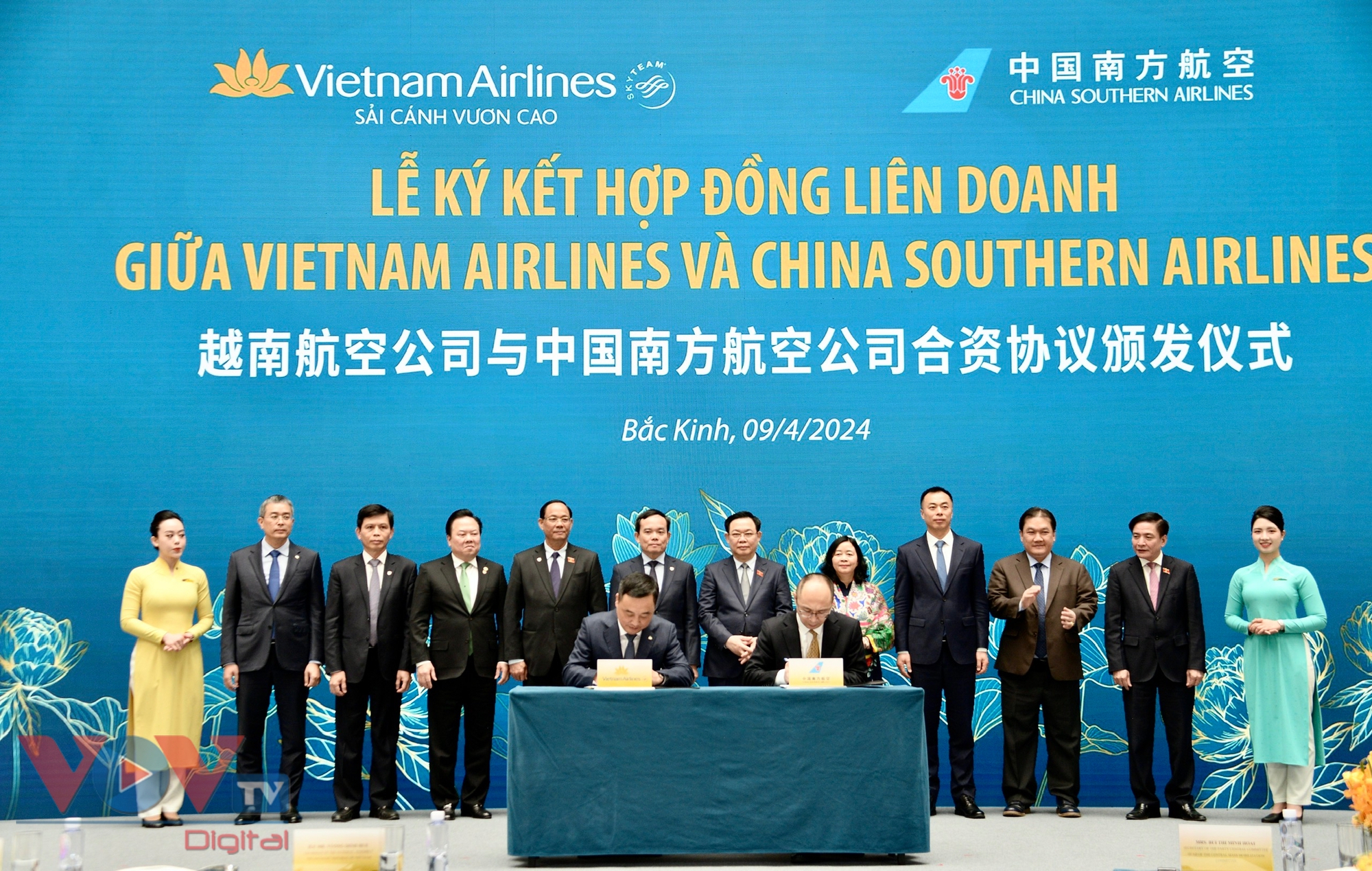 Chủ tịch Quốc hội Vương Đình Huệ dự Lễ kỷ niệm 30 năm đường bay giữa Việt Nam và Trung Quốc- Ảnh 1.