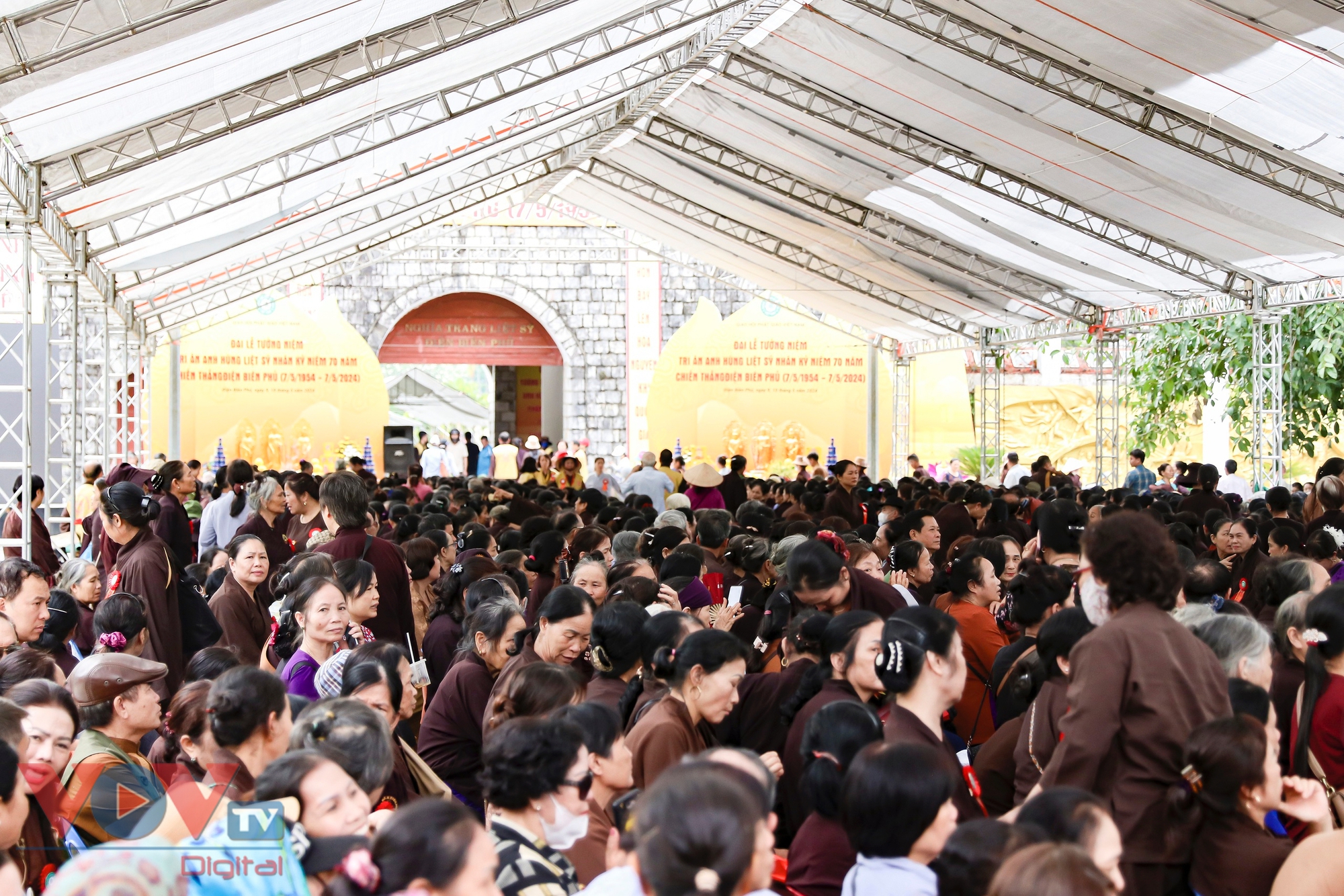 Hàng vạn Phật tử cả nước cầu siêu, tri ân các anh hùng liệt sĩ tại Điện Biên- Ảnh 1.
