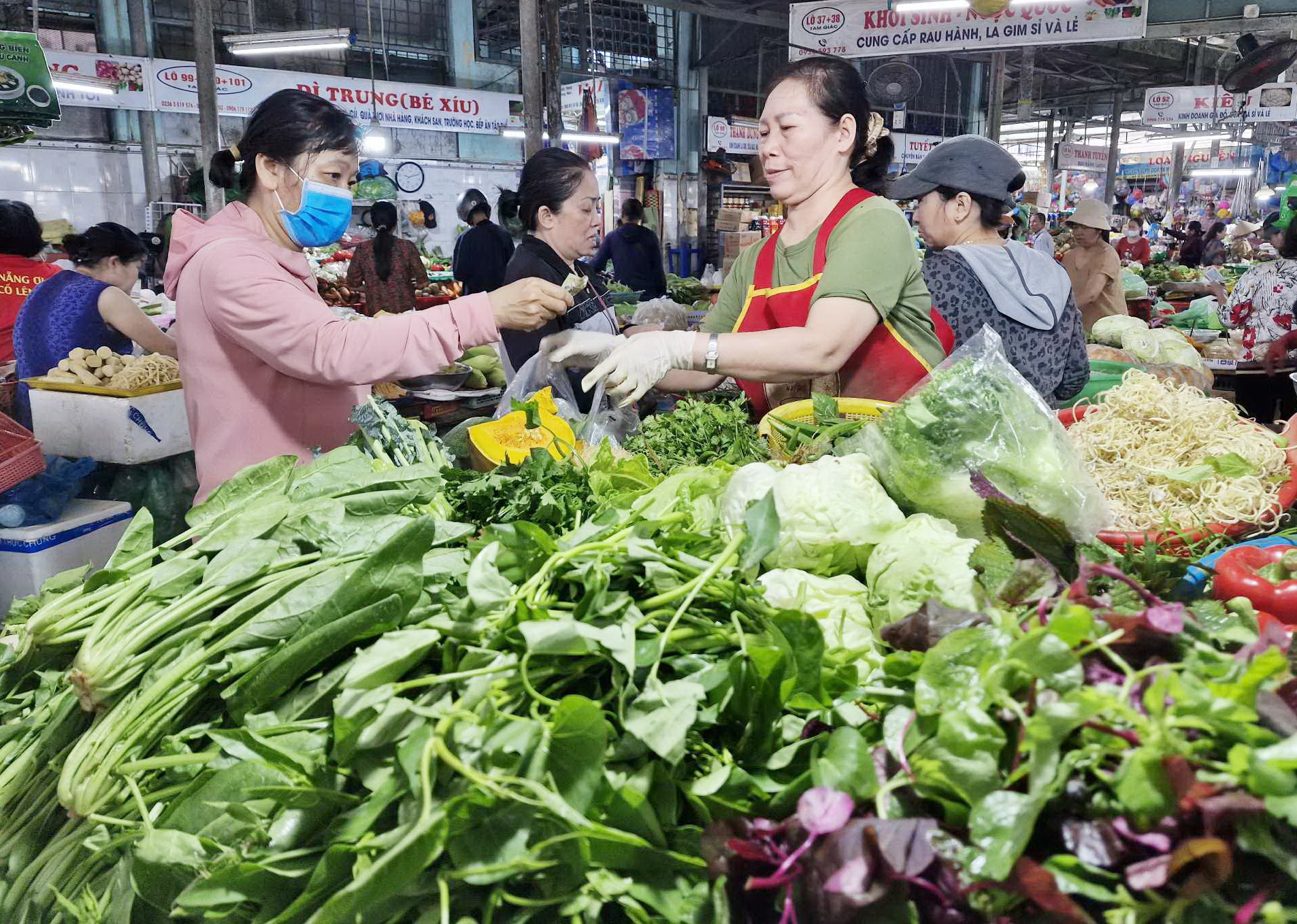 Giá cả hàng hóa tăng trước thực hiện lương mới- Ảnh 1.