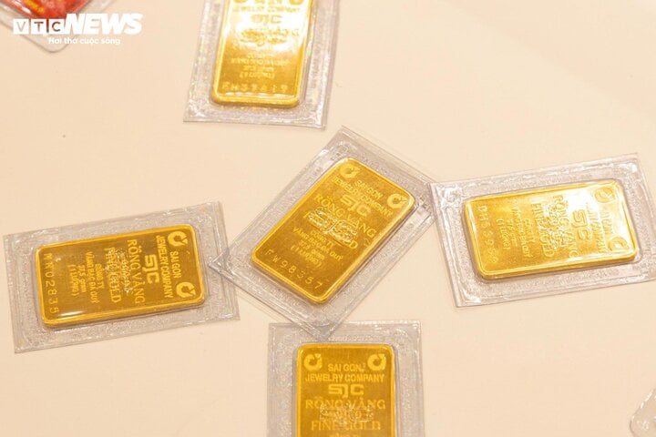 Giá vàng miếng lại lập đỉnh lịch sử, sắp chạm 86 triệu đồng/lượng- Ảnh 1.