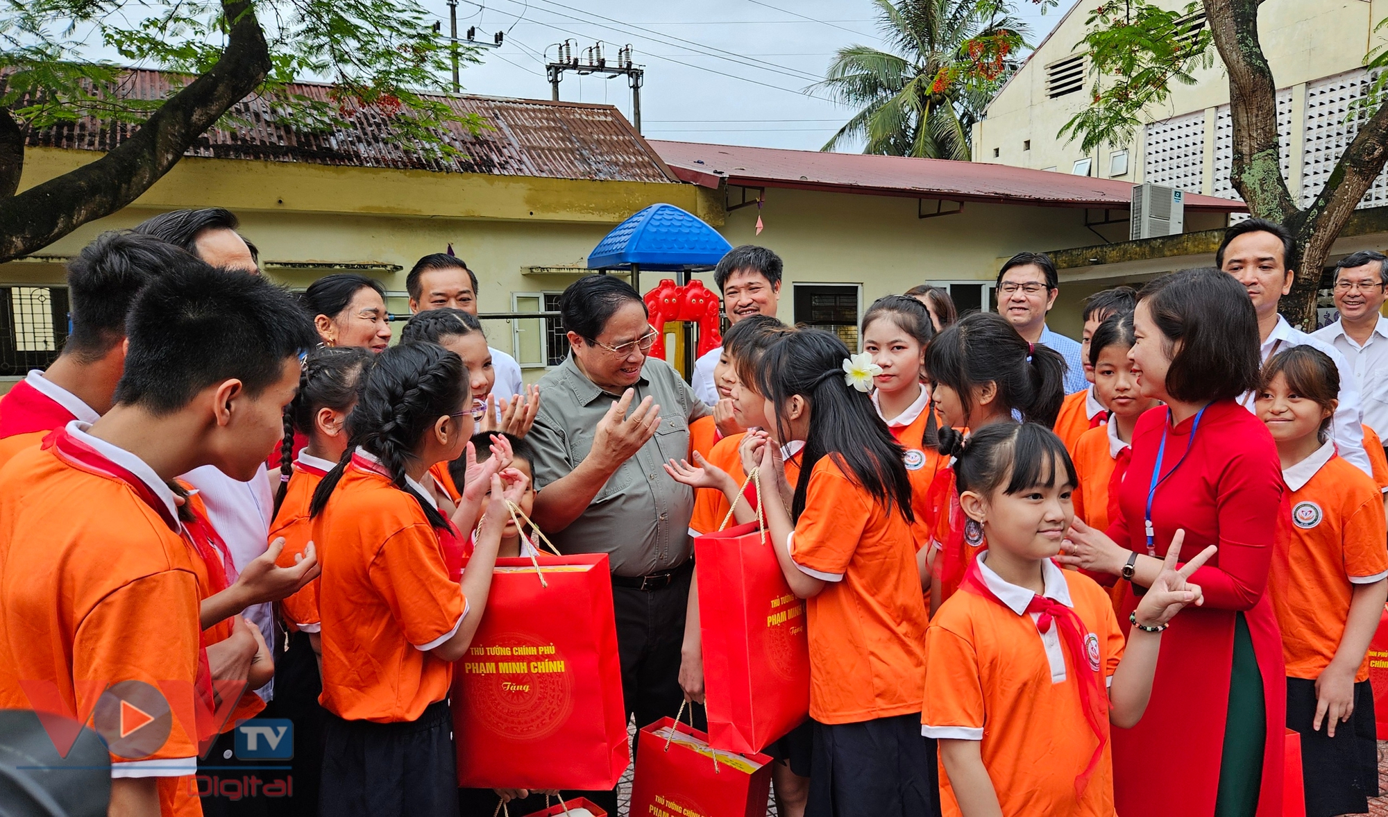 Thủ tướng: Mỗi ngôi trường hãy là mái nhà hạnh phúc, để mỗi ngày đến trường của các cháu là một niềm vui- Ảnh 2.