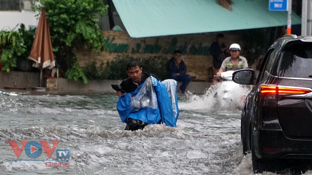 Mưa lớn kéo dài, nhiều tuyến đường tại TP.HCM ngập sâu- Ảnh 3.