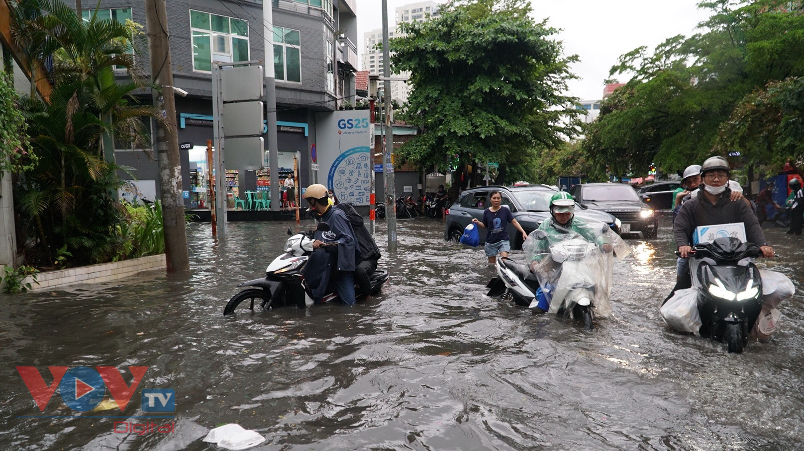 Mưa lớn kéo dài, nhiều tuyến đường tại TP.HCM ngập sâu- Ảnh 4.