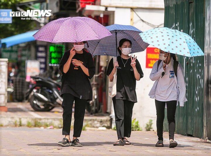 Đợt nắng nóng diện rộng từ miền Trung trở vào kéo dài đến khi nào?- Ảnh 1.