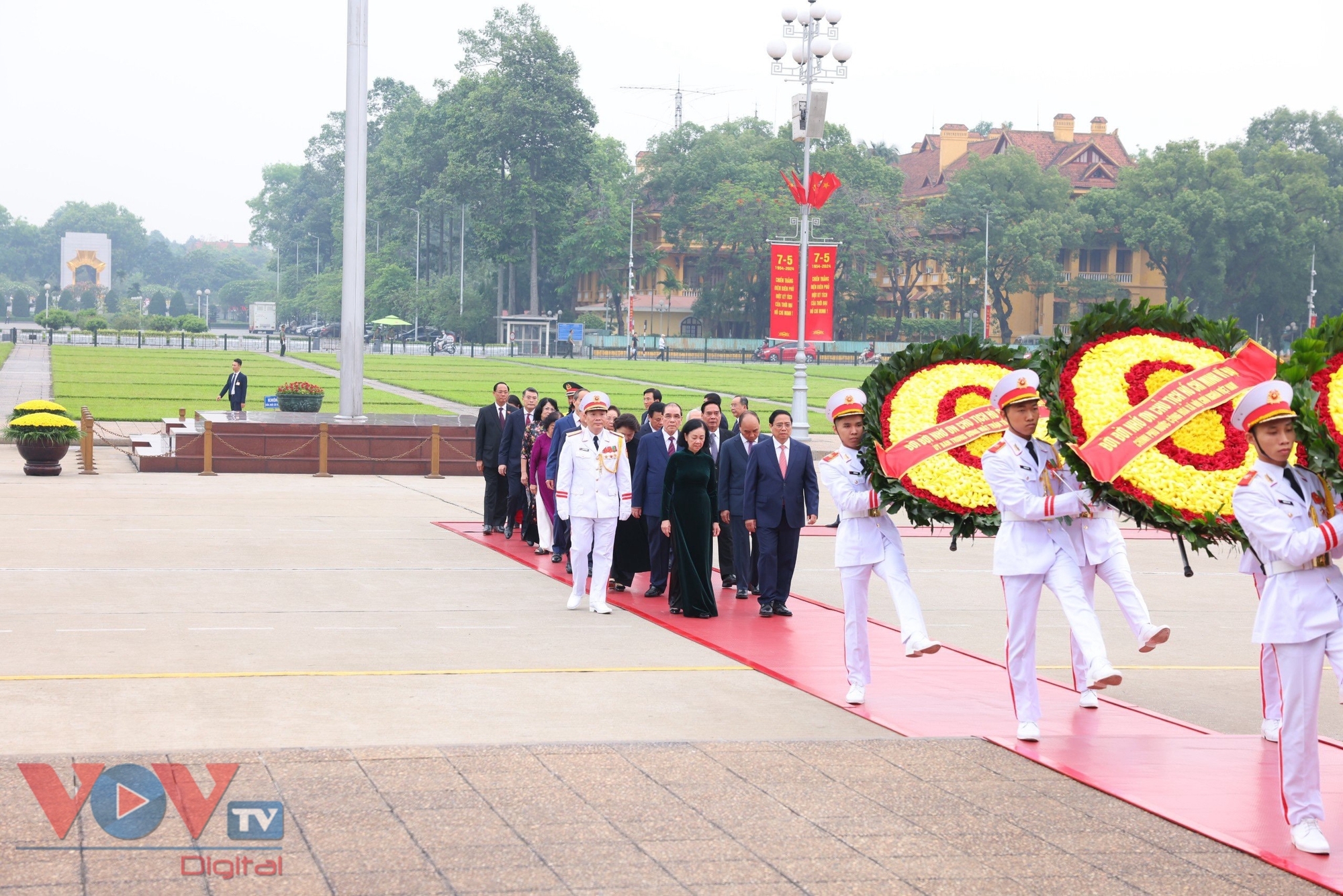 70 năm Chiến thắng Điện Biên Phủ: Lãnh đạo Đảng, Nhà nước vào Lăng viếng Chủ tịch Hồ Chí Minh- Ảnh 1.