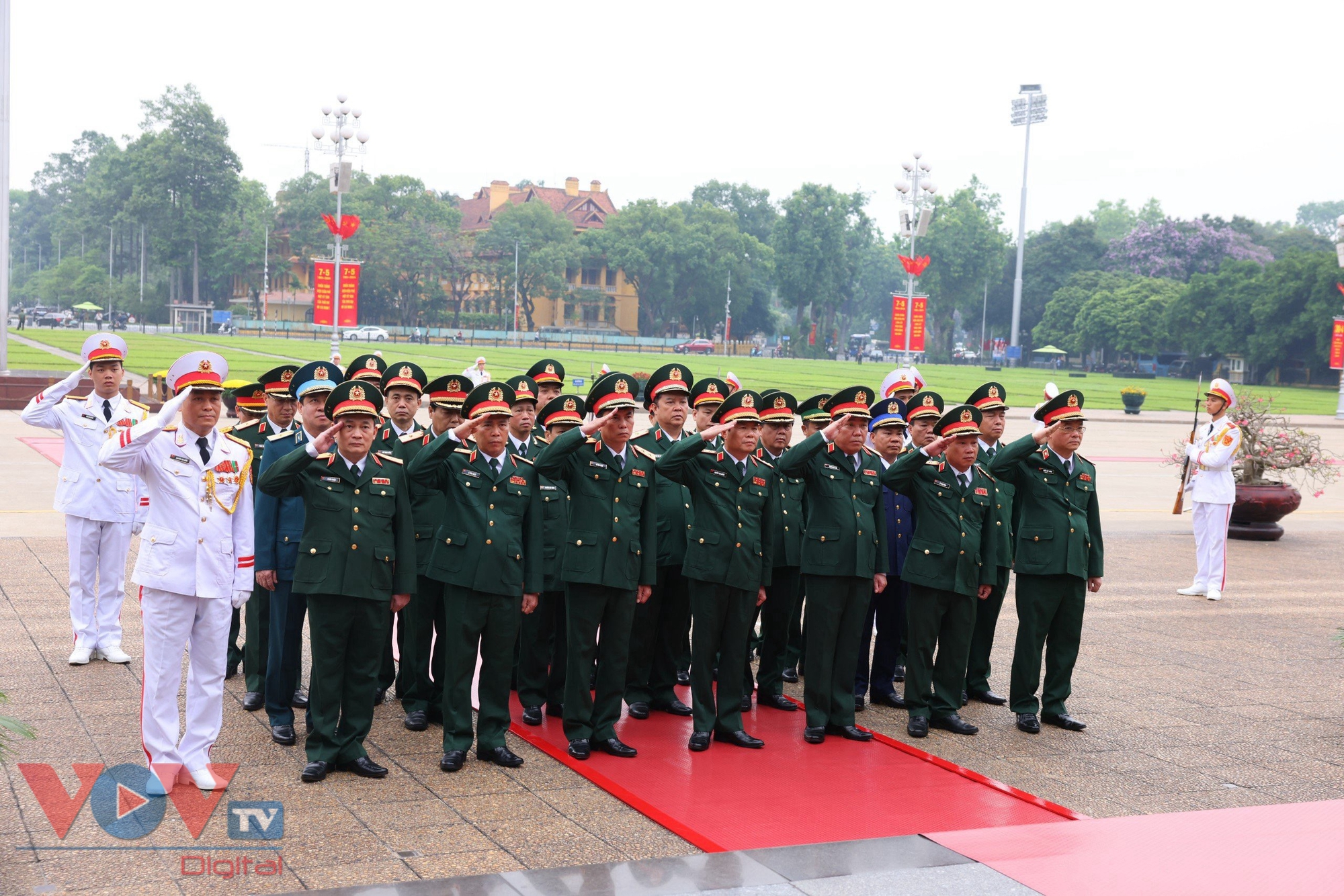 70 năm Chiến thắng Điện Biên Phủ: Lãnh đạo Đảng, Nhà nước vào Lăng viếng Chủ tịch Hồ Chí Minh- Ảnh 3.