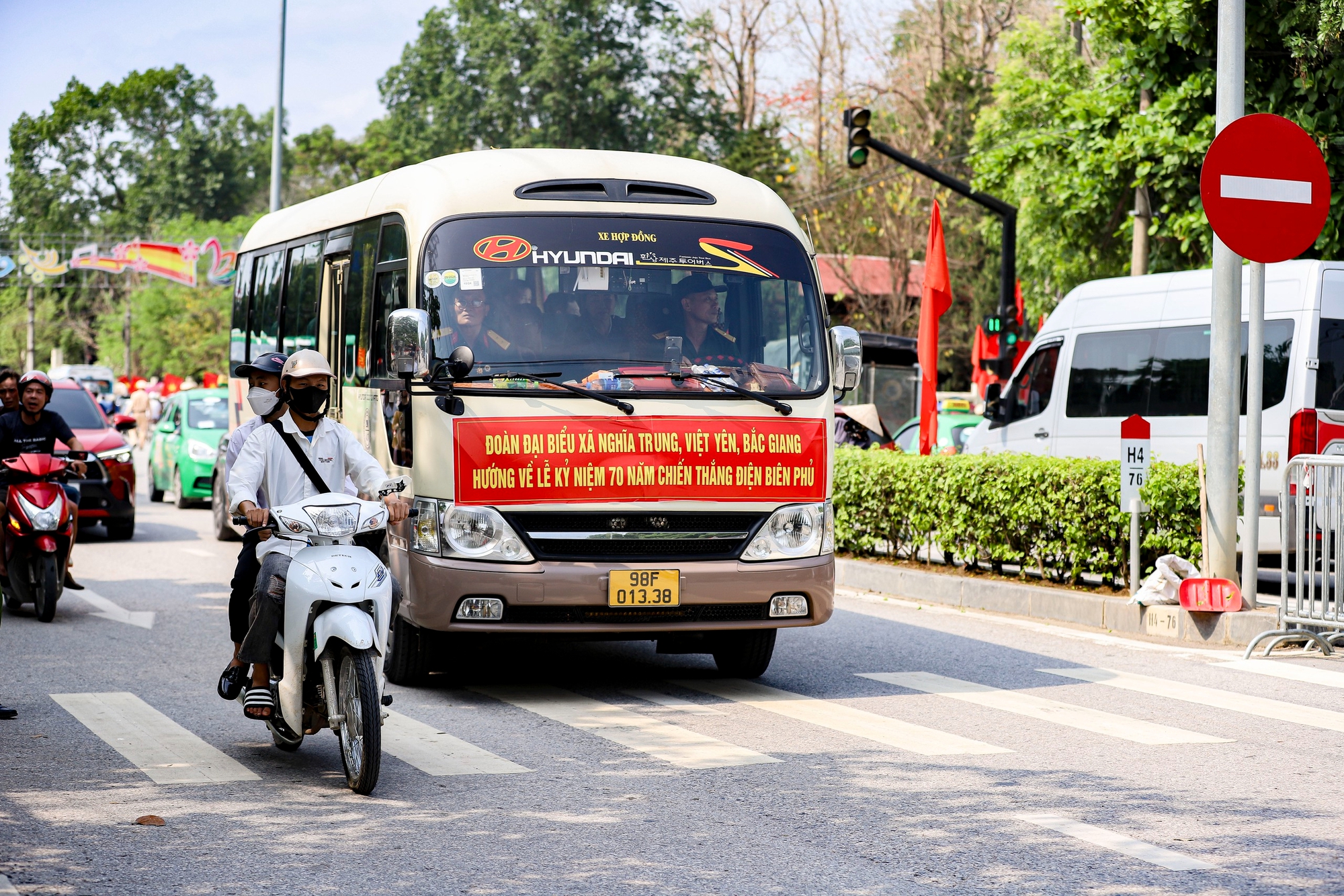 Biển người đổ về chiến trường lịch sử Điện Biên Phủ dự đại lễ- Ảnh 2.