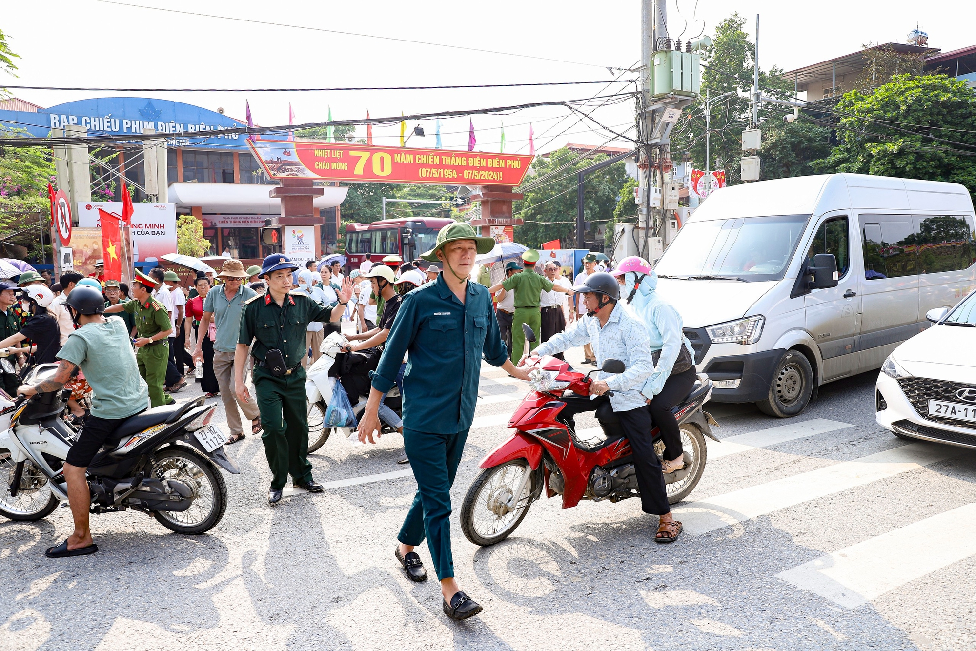 Biển người đổ về chiến trường lịch sử Điện Biên Phủ dự đại lễ- Ảnh 3.