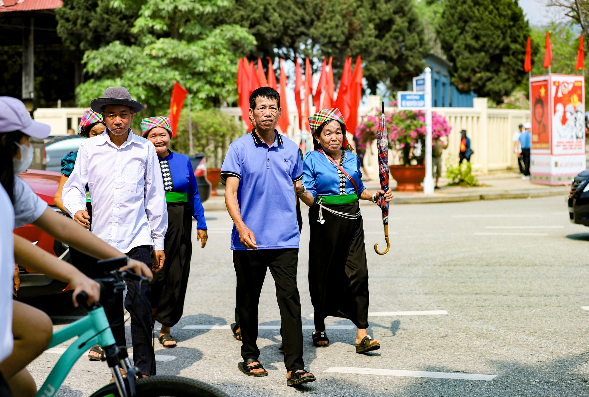 Biển người đổ về chiến trường lịch sử Điện Biên Phủ dự đại lễ- Ảnh 4.